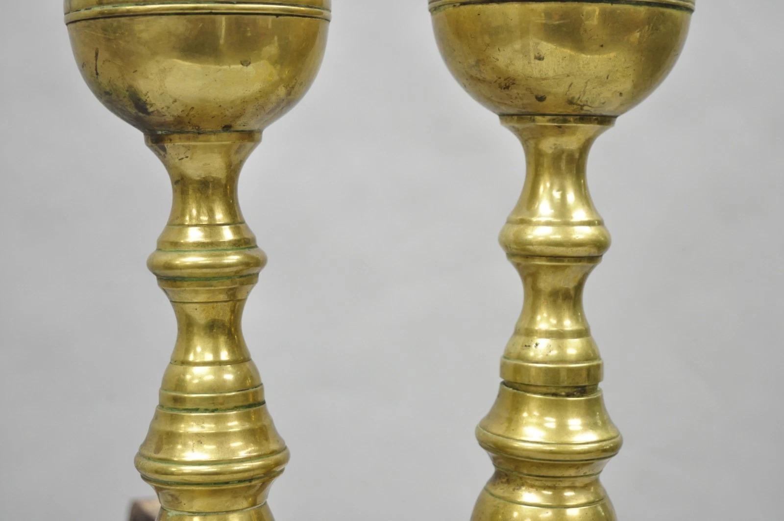 XIX secolo Antichi Coloni inglesi in ottone con gambe a ramo con patina - una coppia in vendita