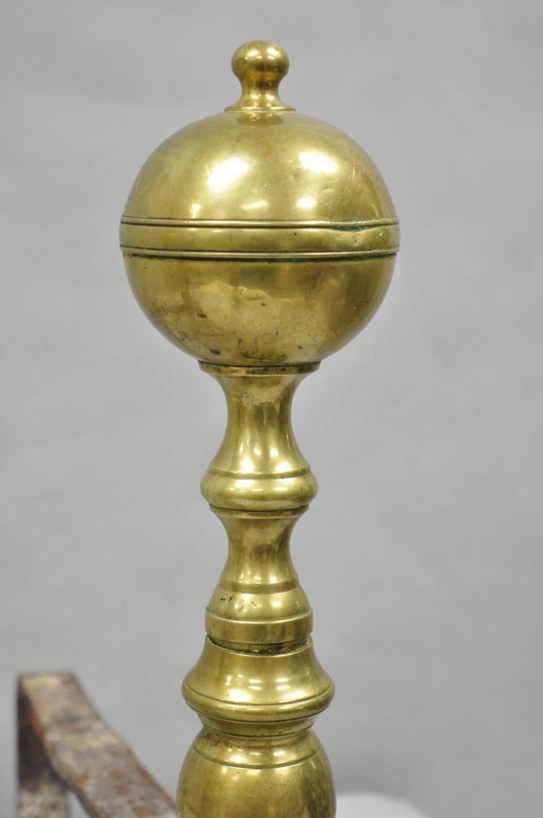 Antichi Coloni inglesi in ottone con gambe a ramo con patina - una coppia in vendita 1