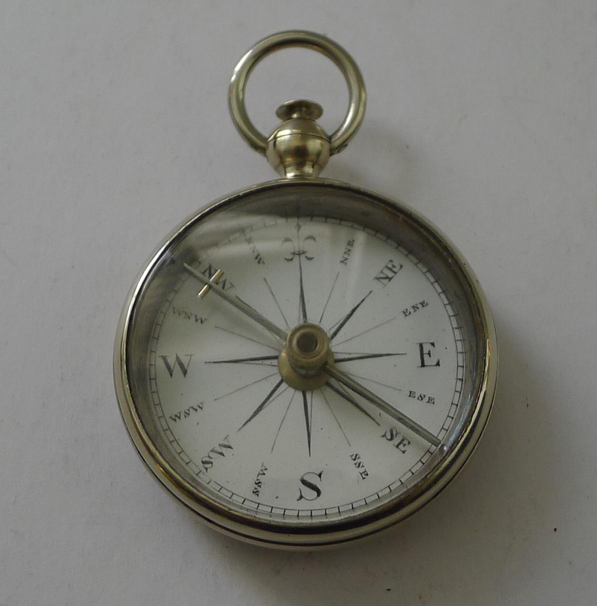 Laiton Ancienne boussole anglaise dans un étui avec cadran en émail blanc ; Georgian C.1820 en vente