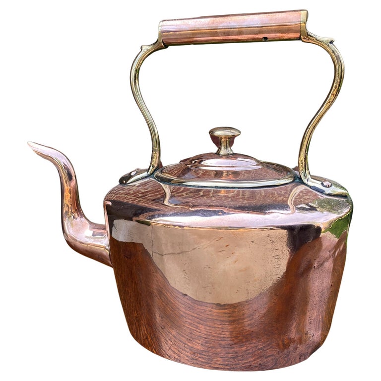 Bouilloire à thé antique en laiton cuivré anglaise séchée à la main sur
