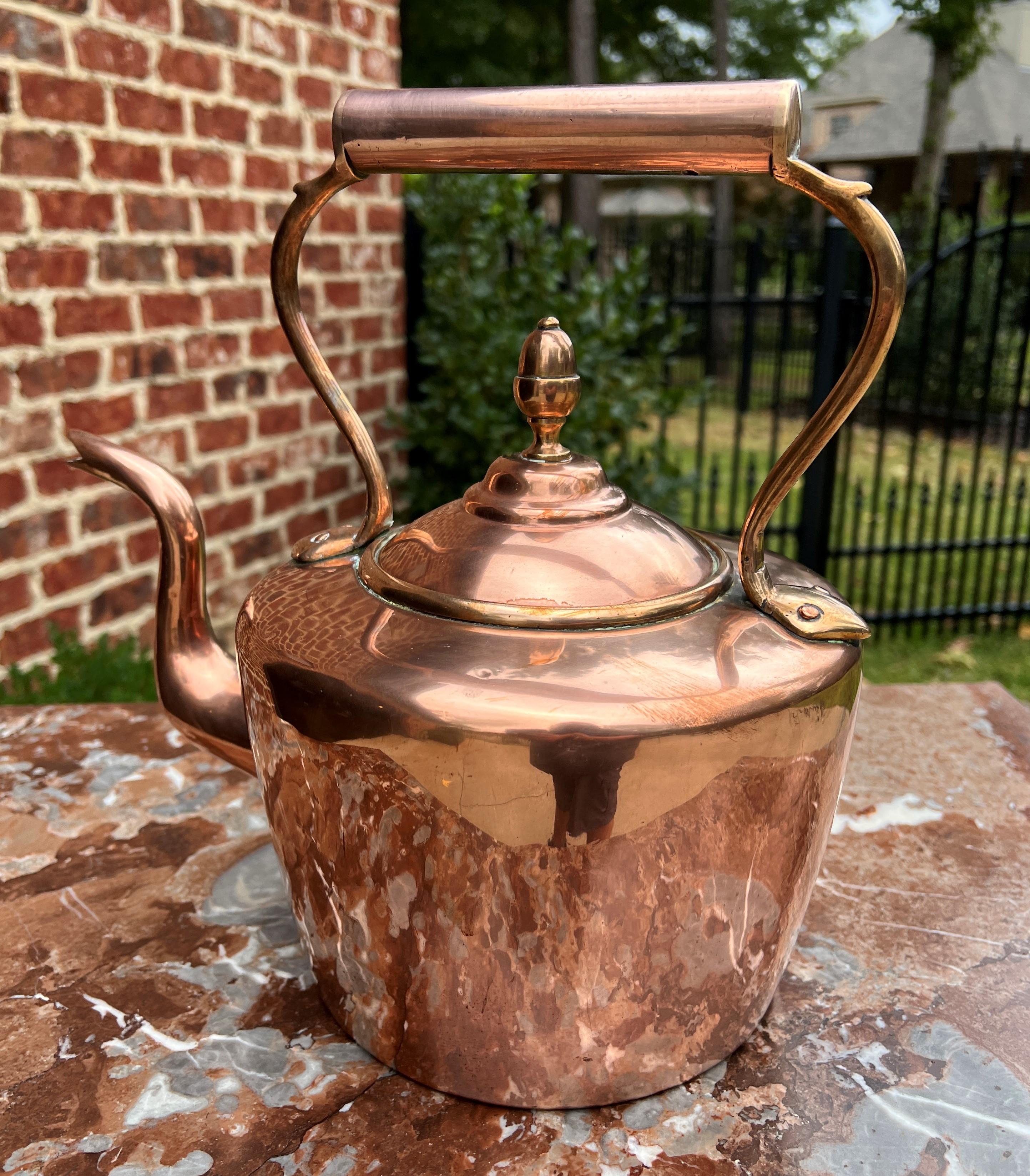 Colonial britannique Bouilloire à thé antique en laiton et cuivre avec poignée à bec n° 1 vers 1900 en vente