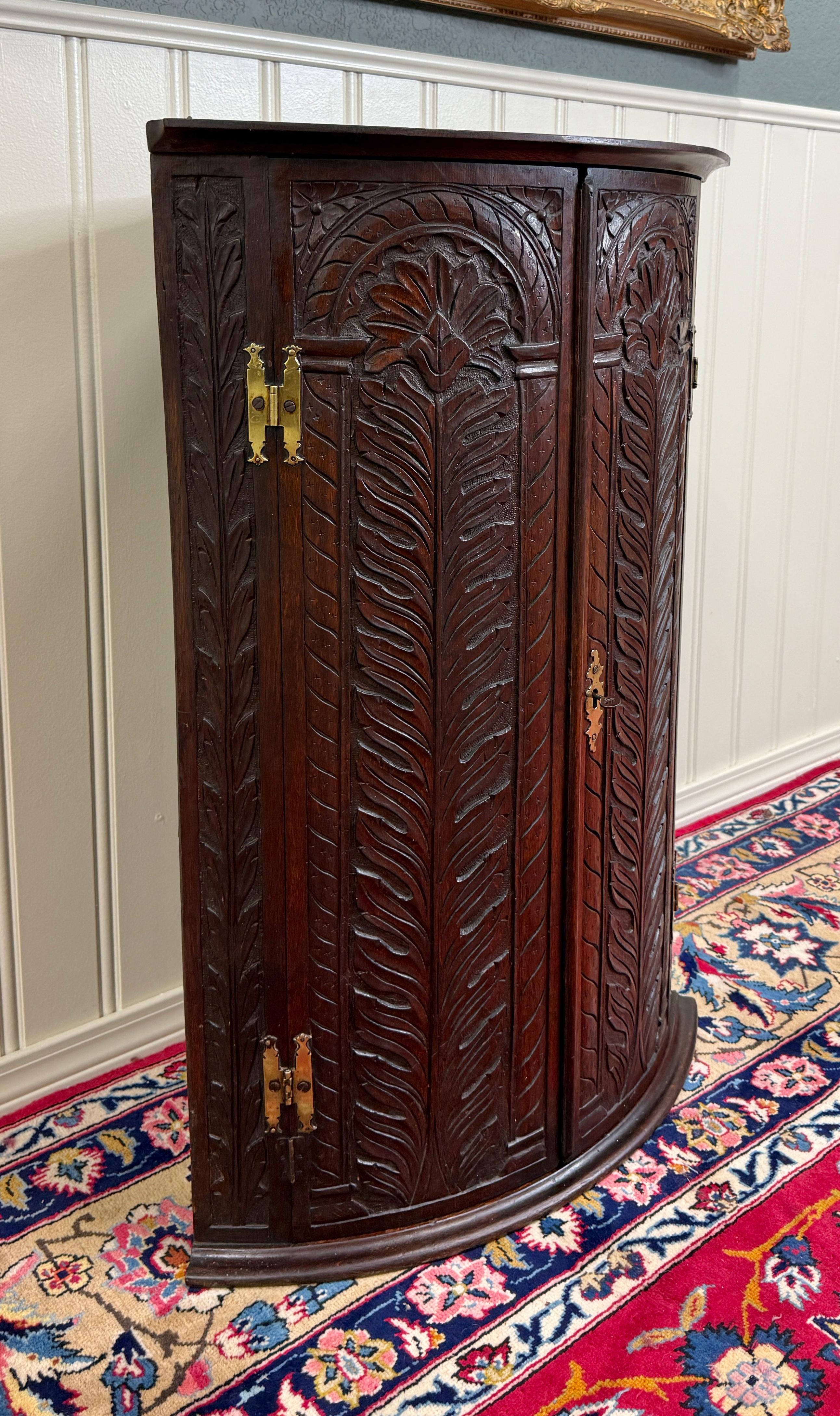 Antike englische Eckschrank geschnitzt Eiche hängenden Wandschrank Lagerung 19C (Geschnitzt) im Angebot