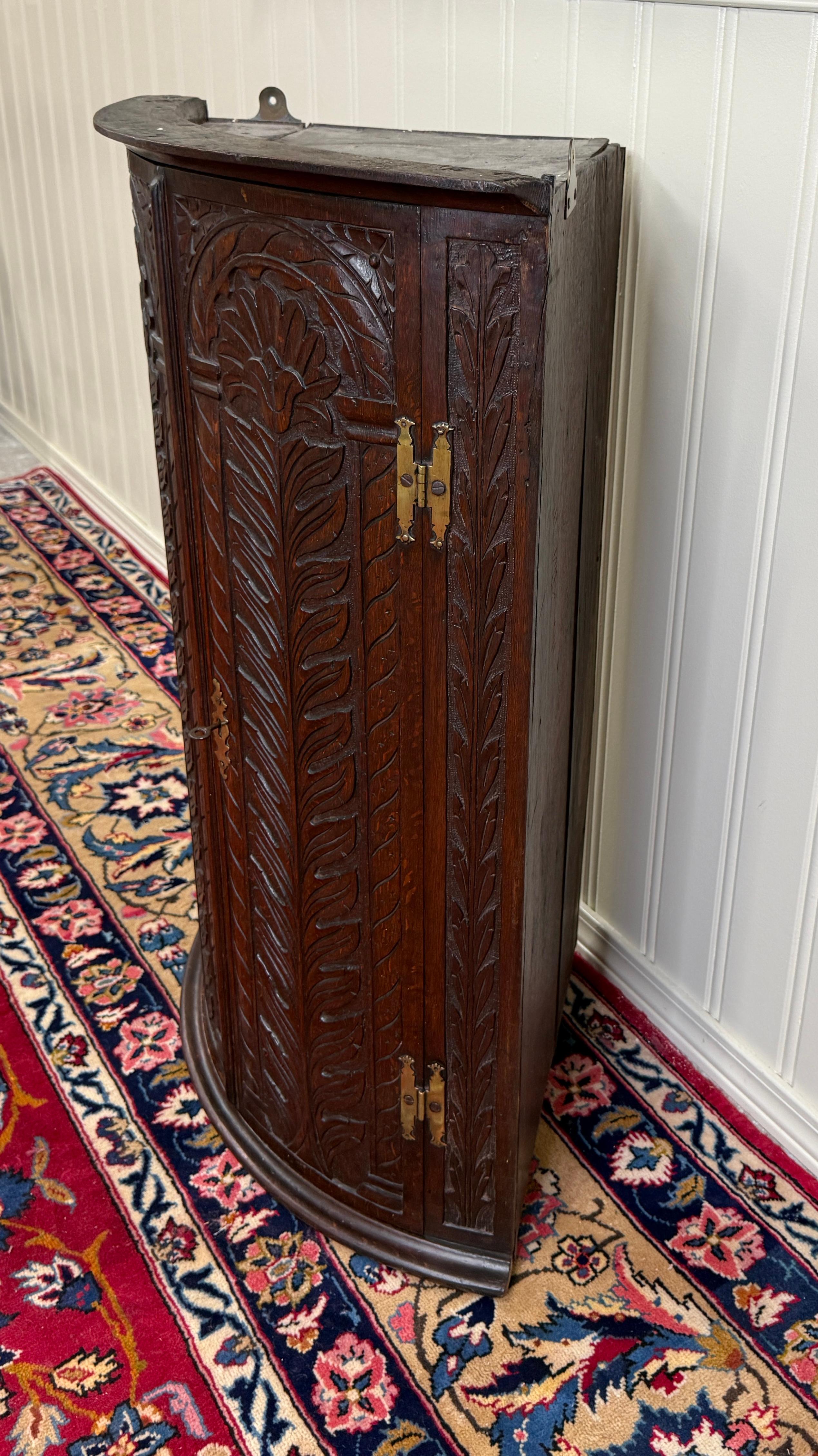 Antike englische Eckschrank geschnitzt Eiche hängenden Wandschrank Lagerung 19C (Eichenholz) im Angebot