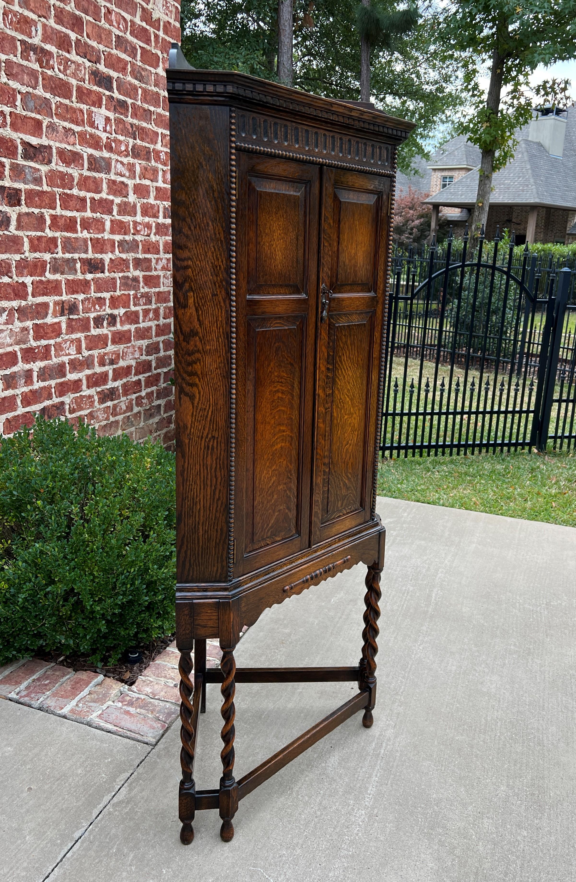 Antique English Corner Cabinet Cupboard Barley Twist Tiger Oak Jacobean, c. 1920 In Good Condition In Tyler, TX