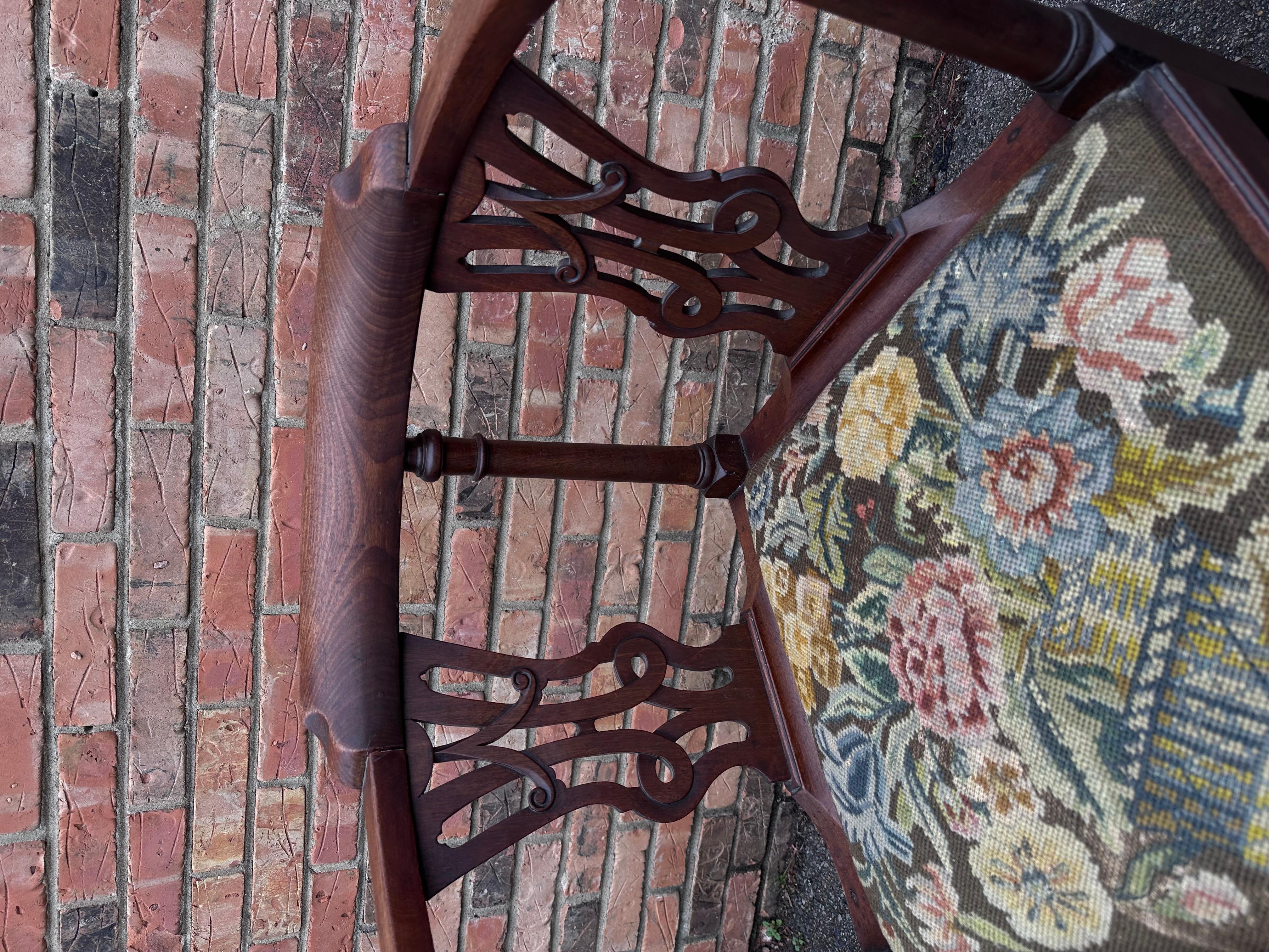 Das ist ein schöner kleiner Eckstuhl! Dieses Stück ist englisch und stammt aus dem 19. Jahrhundert. Das dunkle Holz in Kombination mit dem hellen, pastellfarbenen Nadelspitzenstoff bildet einen schönen Kontrast. Der Stuhl hat auch ein attraktives