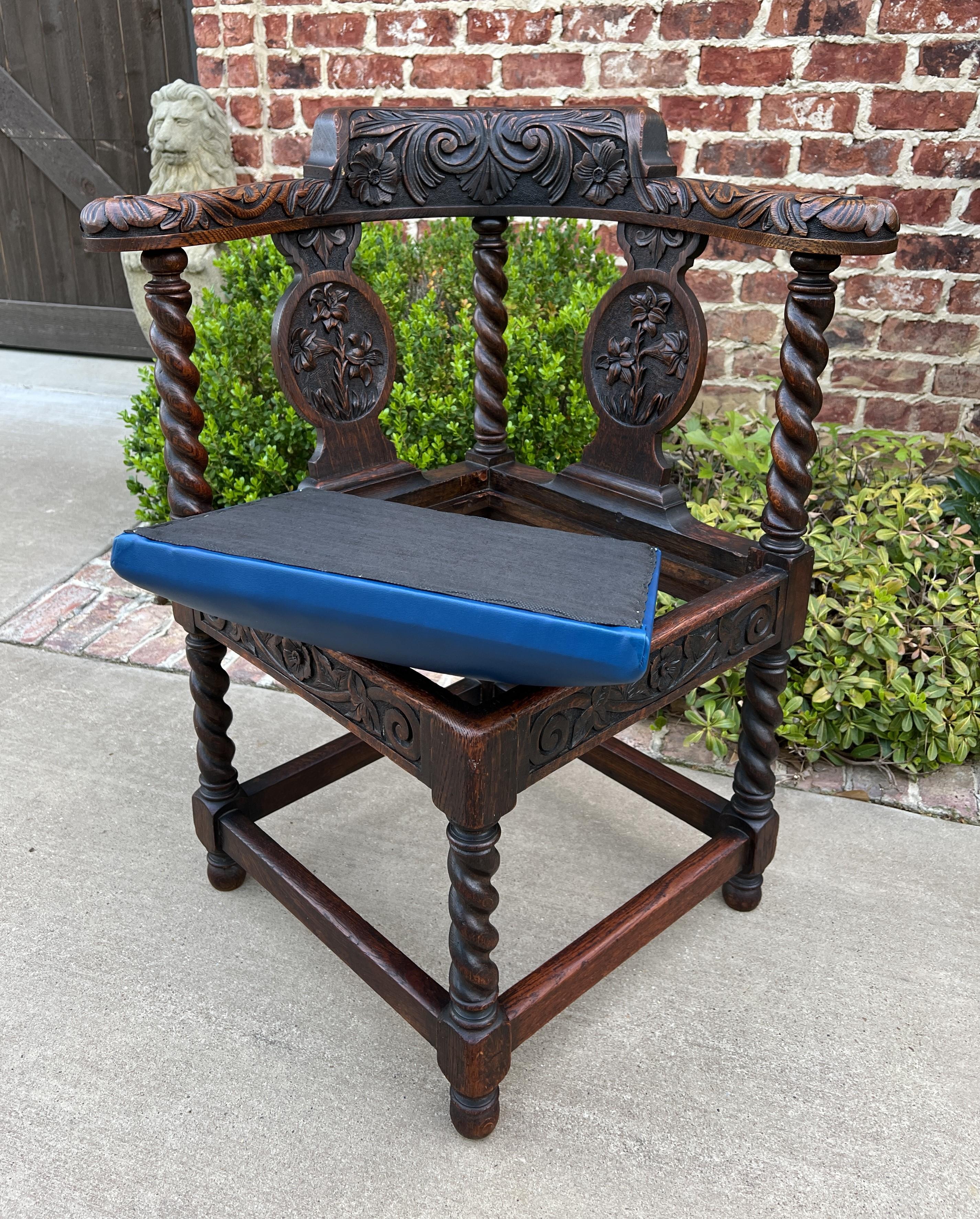 Ancienne chaise d'angle anglaise en chêne et cuir bleu torsadé de style néo-renaissance en vente 2