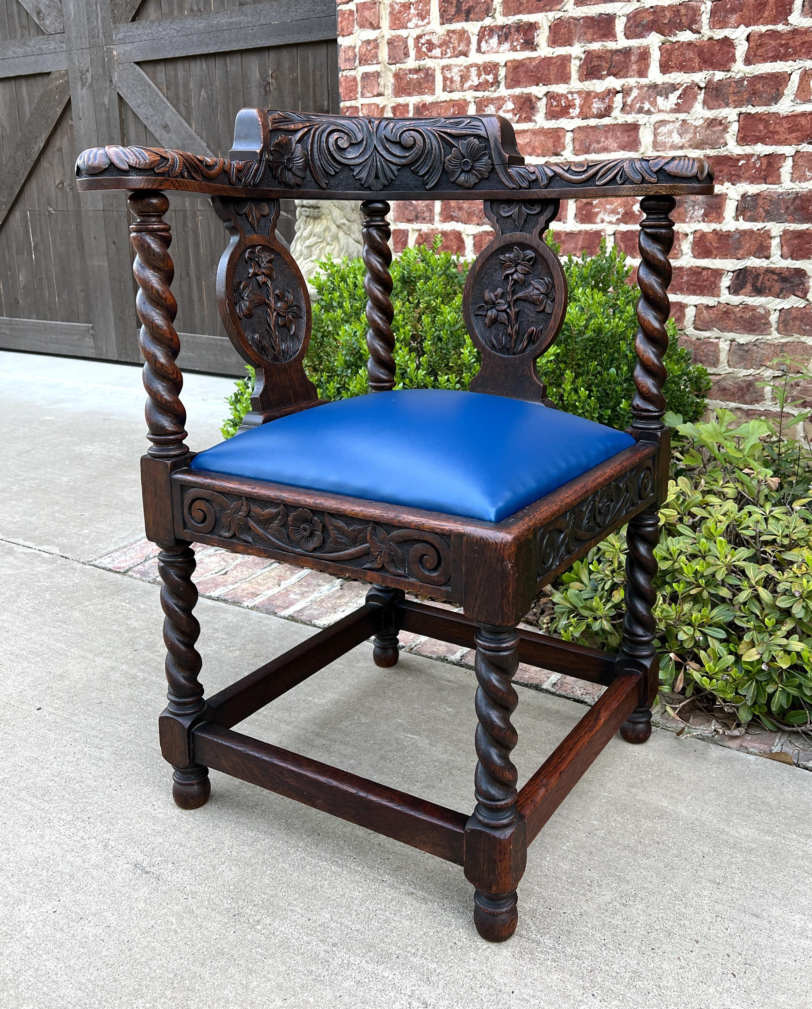 Sculpté Ancienne chaise d'angle anglaise en chêne et cuir bleu torsadé de style néo-renaissance en vente