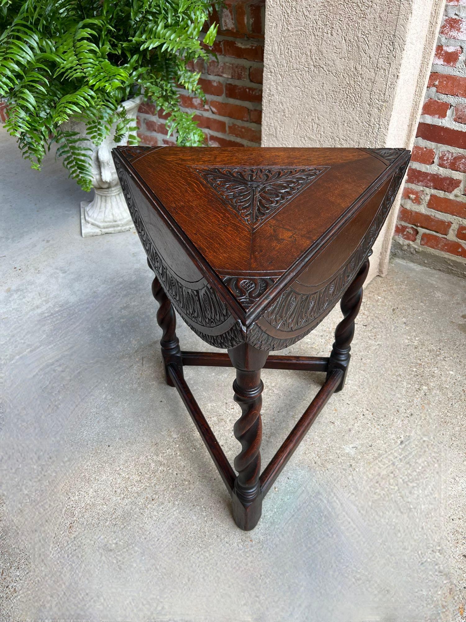 Antique English Corner End Table Handkerchief BARLEY TWIST Carved Oak ROUND In Good Condition In Shreveport, LA