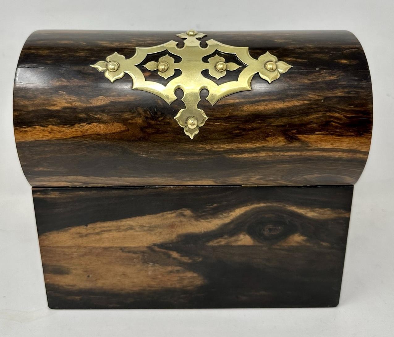 Poli Ancienne boîte à thé anglaise en bois de Coromandel du 19ème siècle montée sur laiton en vente