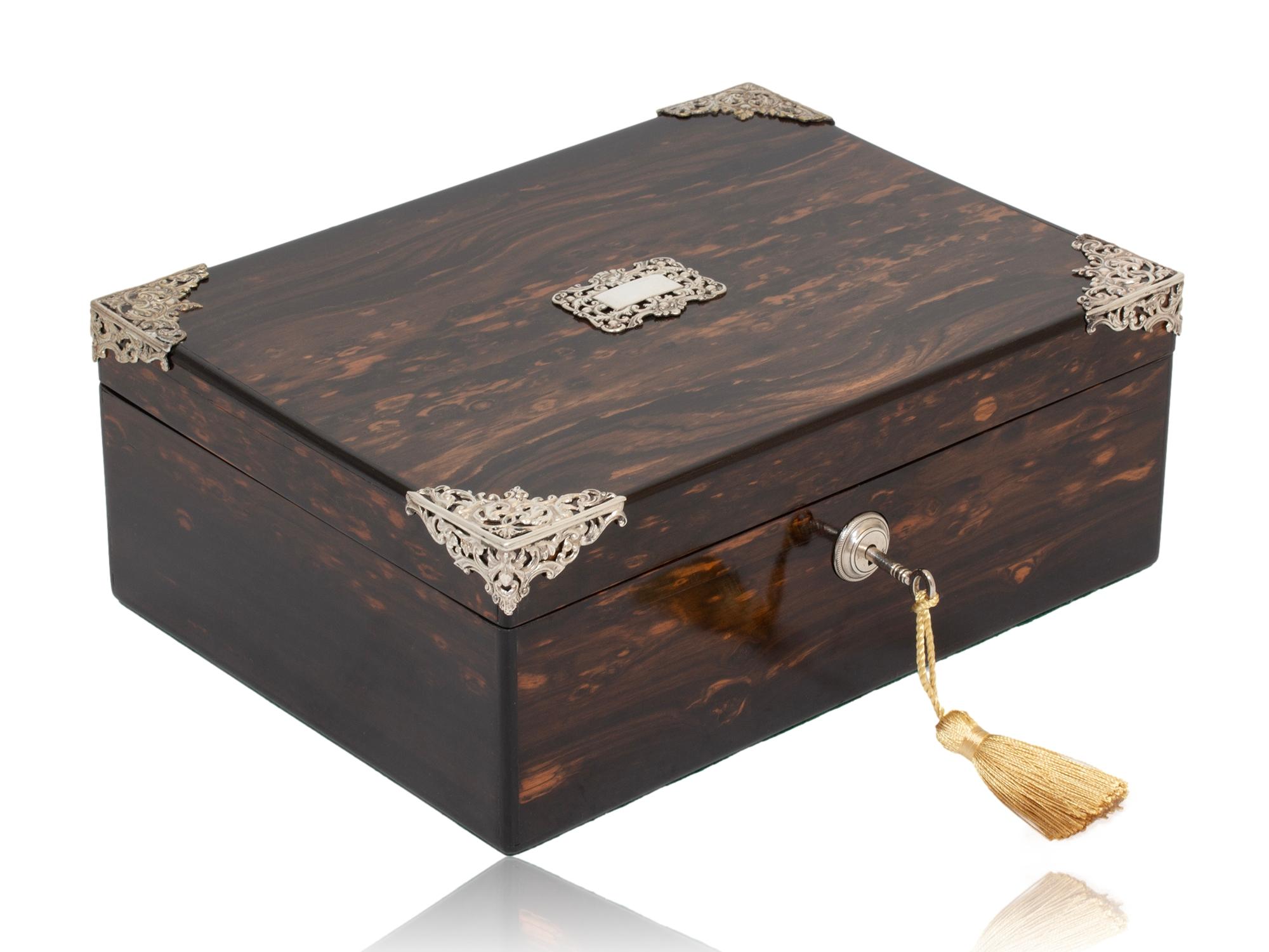 Argento con marchio 1886

Dalla nostra collezione di scatole, siamo lieti di offrirti questa scatola per sigari con montatura in argento Coromandel. La scatola per sigari di forma rettangolare è splendidamente impiallacciata in legno esotico di
