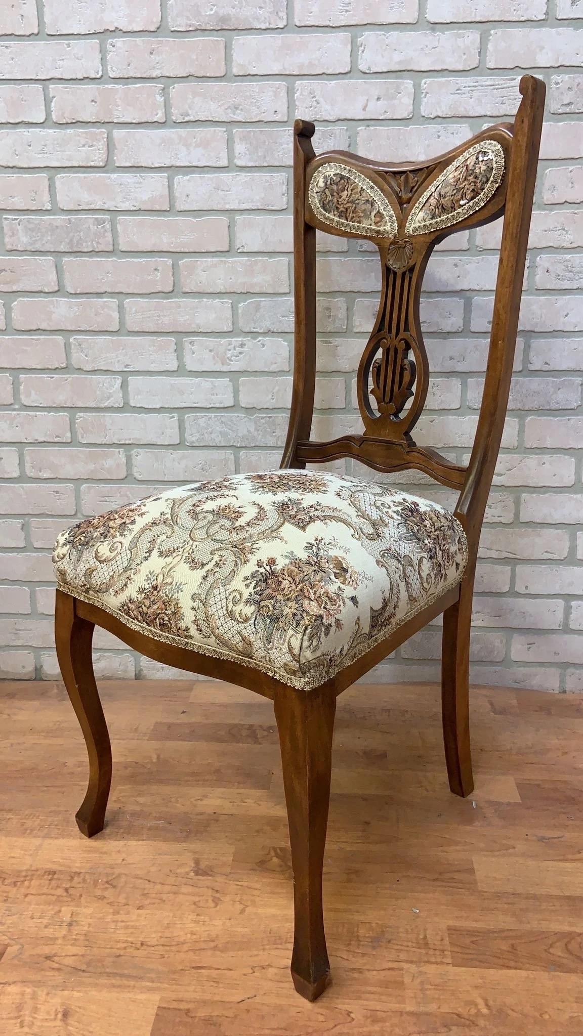 Sedie da pranzo in mogano English Country Antiques - Set di 4 sedie

Queste quattro sedie antiche in mogano hanno bellissimi schienali ornati con arpe e conchiglie intagliate nello schienale e piccoli dettagli di tappezzeria che si abbinano ai