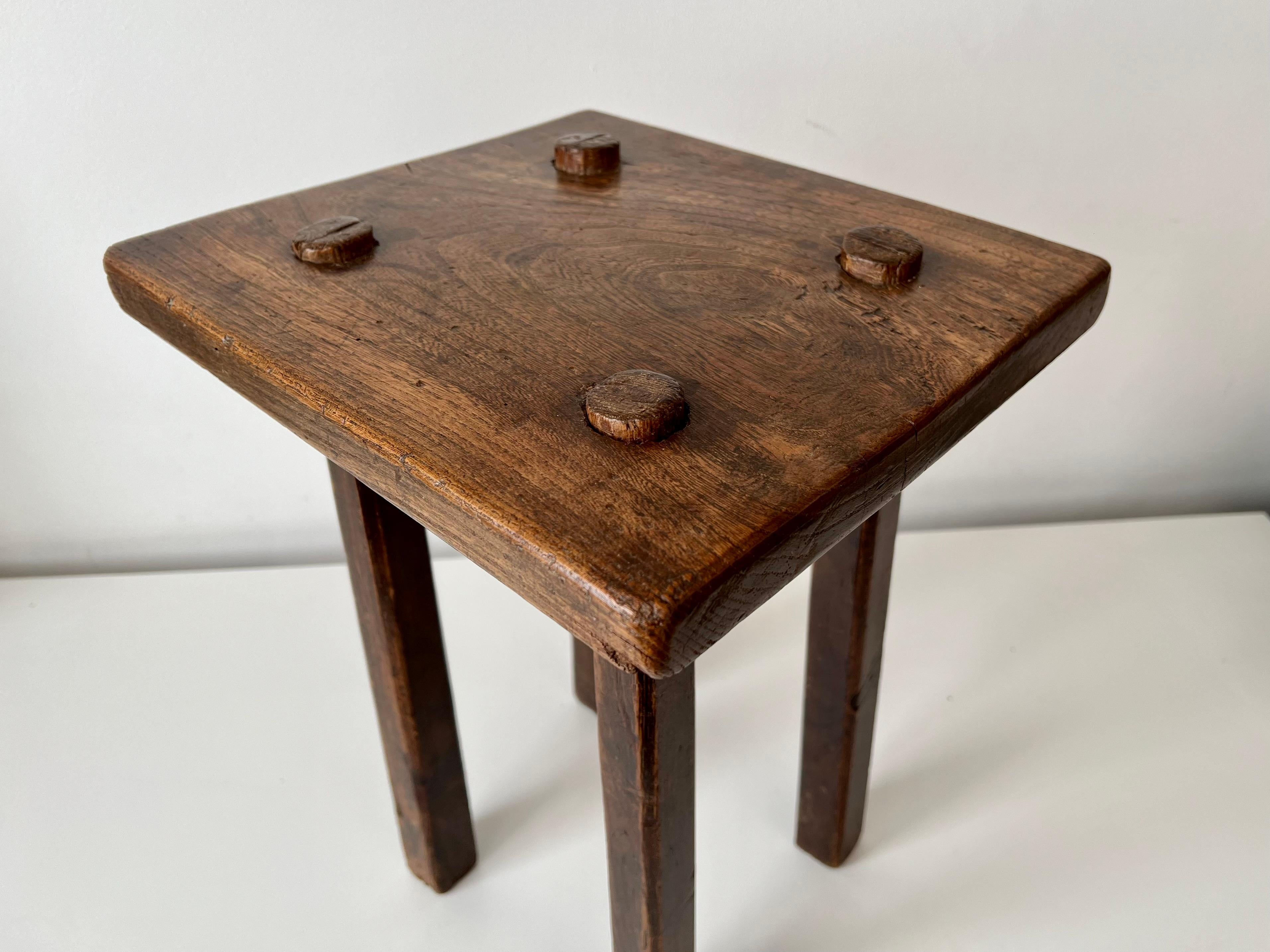 A.I.C C. tabouret / table d'appoint de style Country Antiques, c.1850 en vente 10