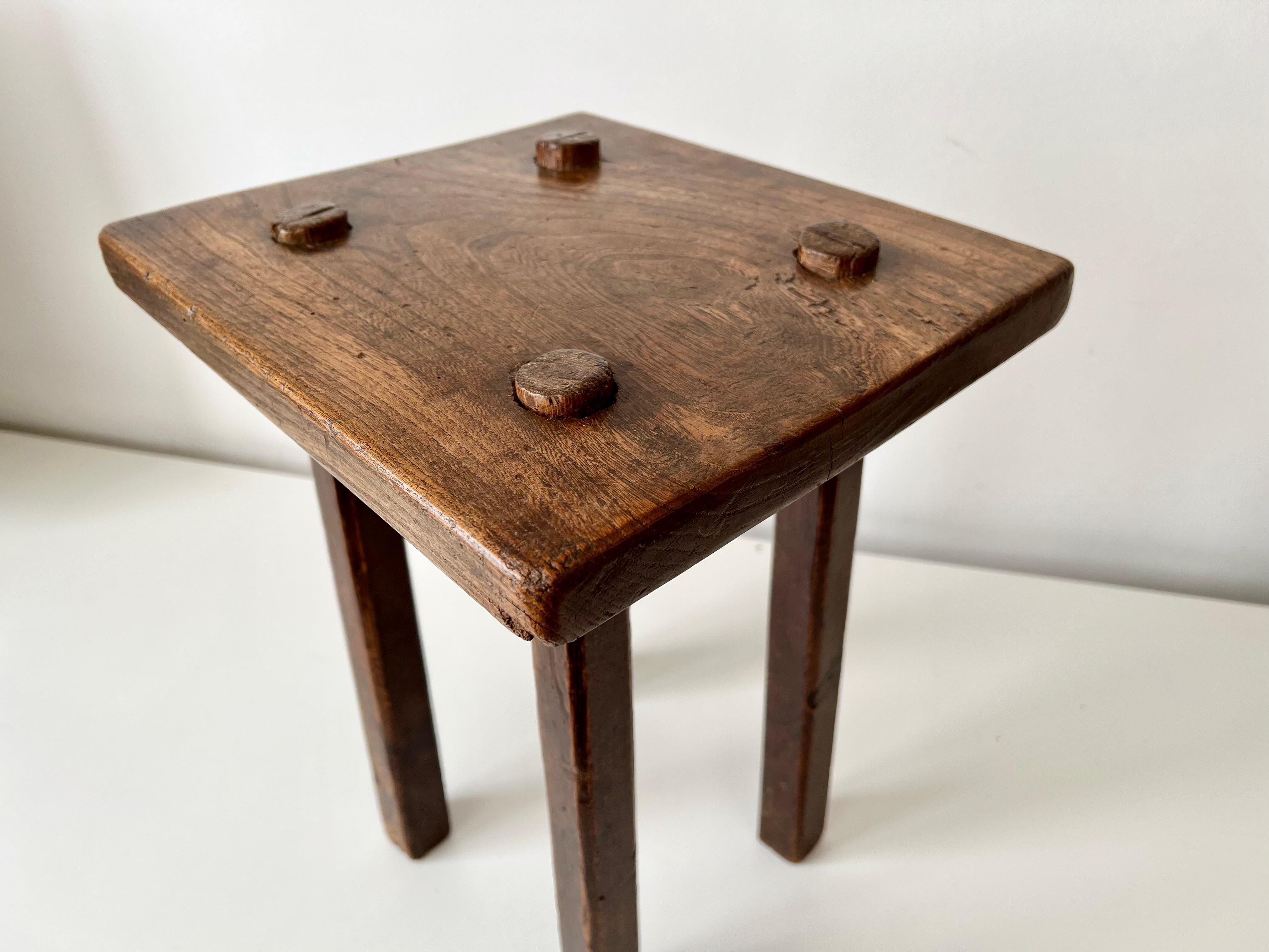 A.I.C C. tabouret / table d'appoint de style Country Antiques, c.1850 en vente 12