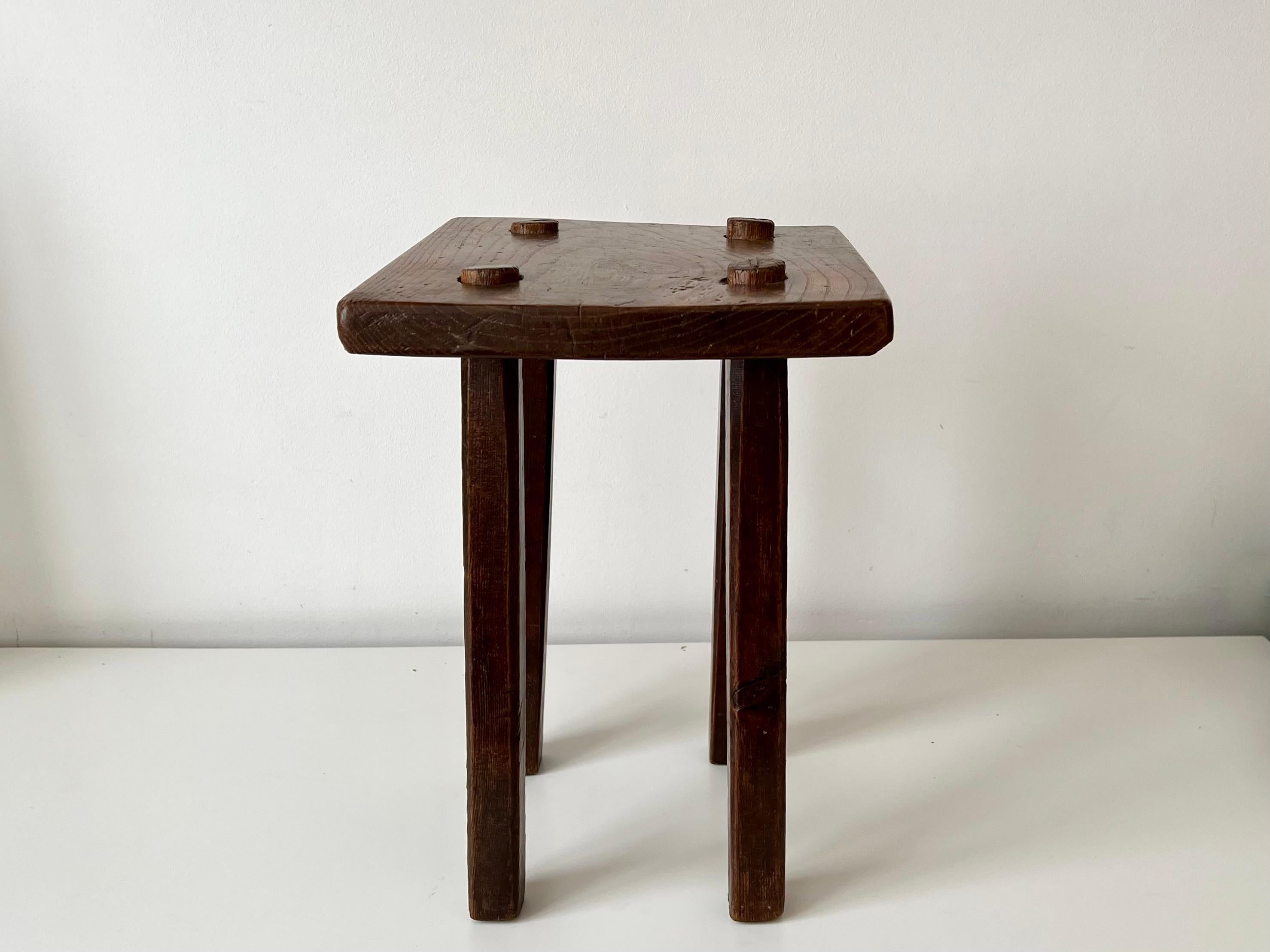 Ravissant tabouret / table d'appoint rustique anglais, début du 19e siècle.

Provenant d'une maison de campagne du Yorkshire. Sans doute fabriqué sur le domaine, le tabouret présente un merveilleux design primitif. Nous aimons la façon dont les