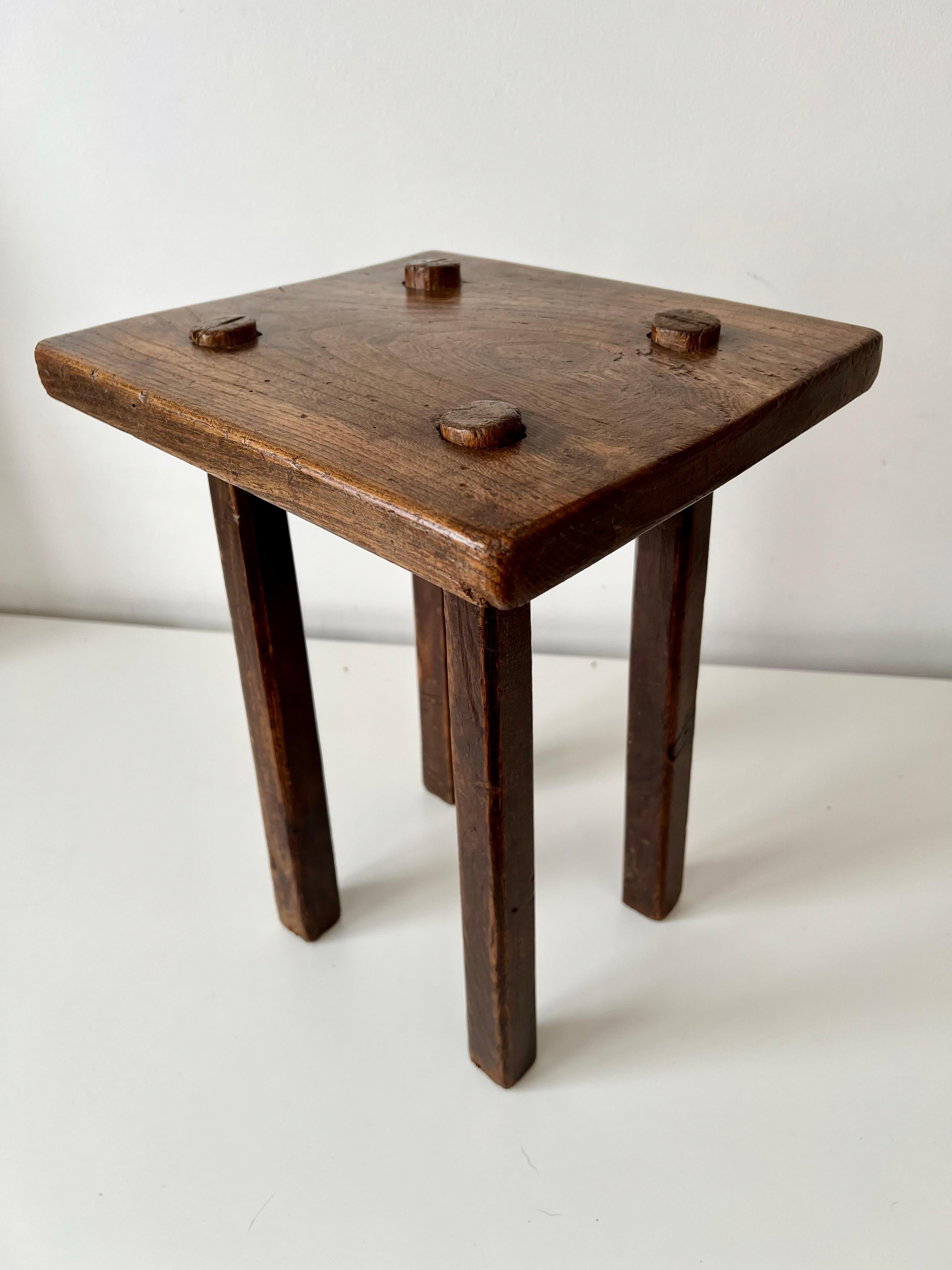 A.I.C C. tabouret / table d'appoint de style Country Antiques, c.1850 en vente 13