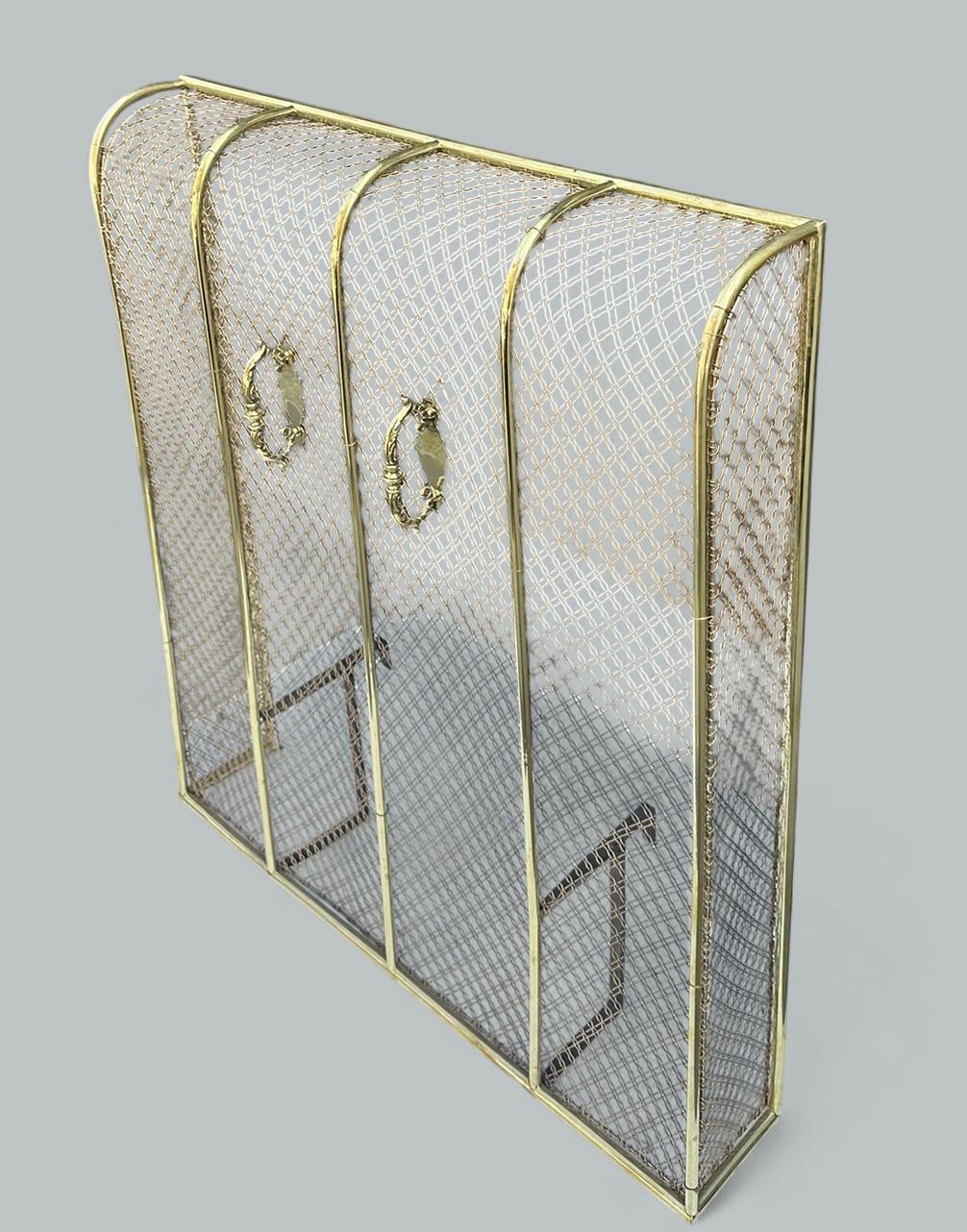An Exceptionally Fine Quality English Georgian Polished Brass Fire Screen of traditional form. First quarter of the Nineteenth Century.    

Of square form with curved upper front. Superbly constructed in a circular bar frame and diamond pattern