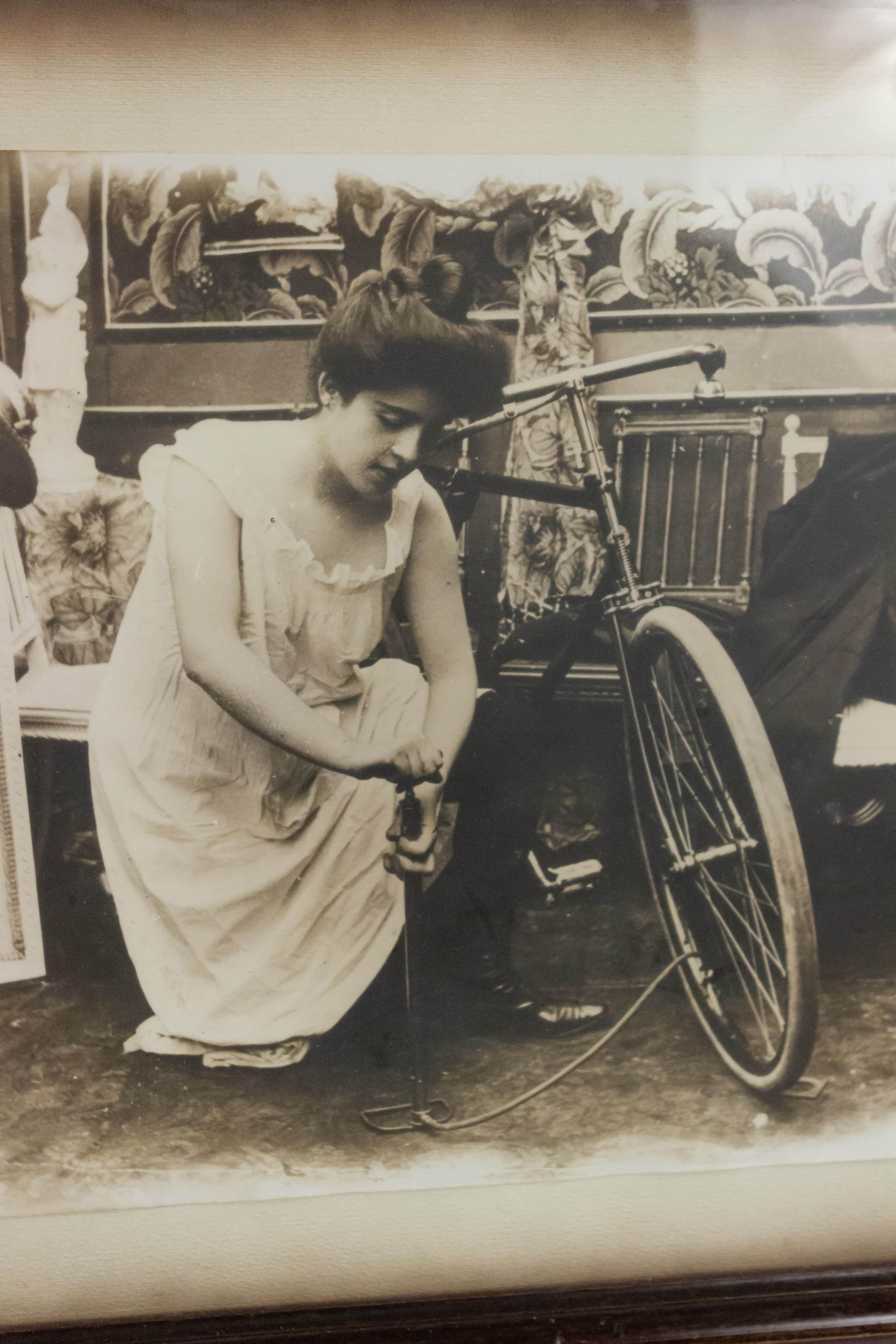 Coloniale britannico Fotografia antica di una signora di campagna inglese con bicicletta in vendita
