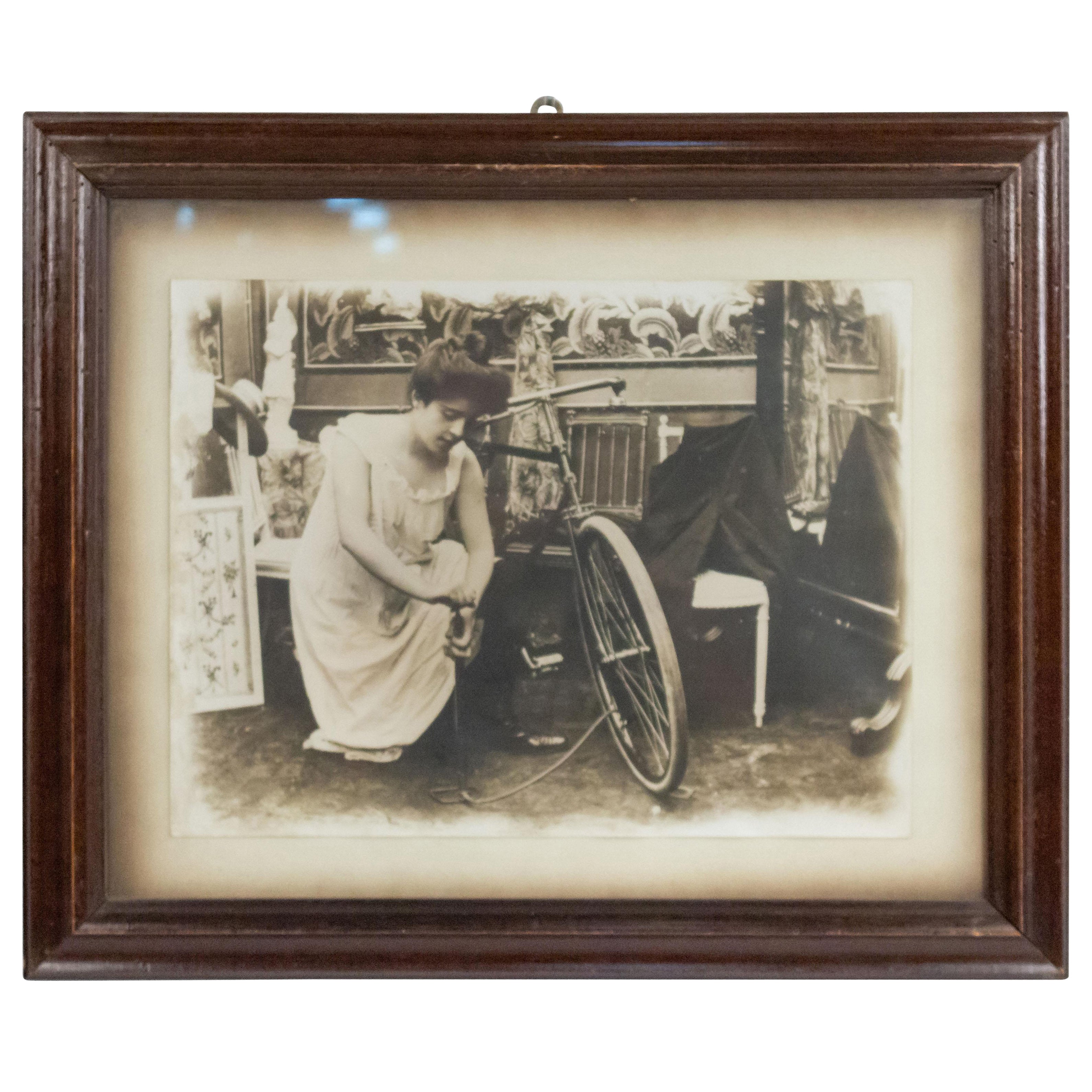 Ancienne photographie anglaise de dame et de bicyclette