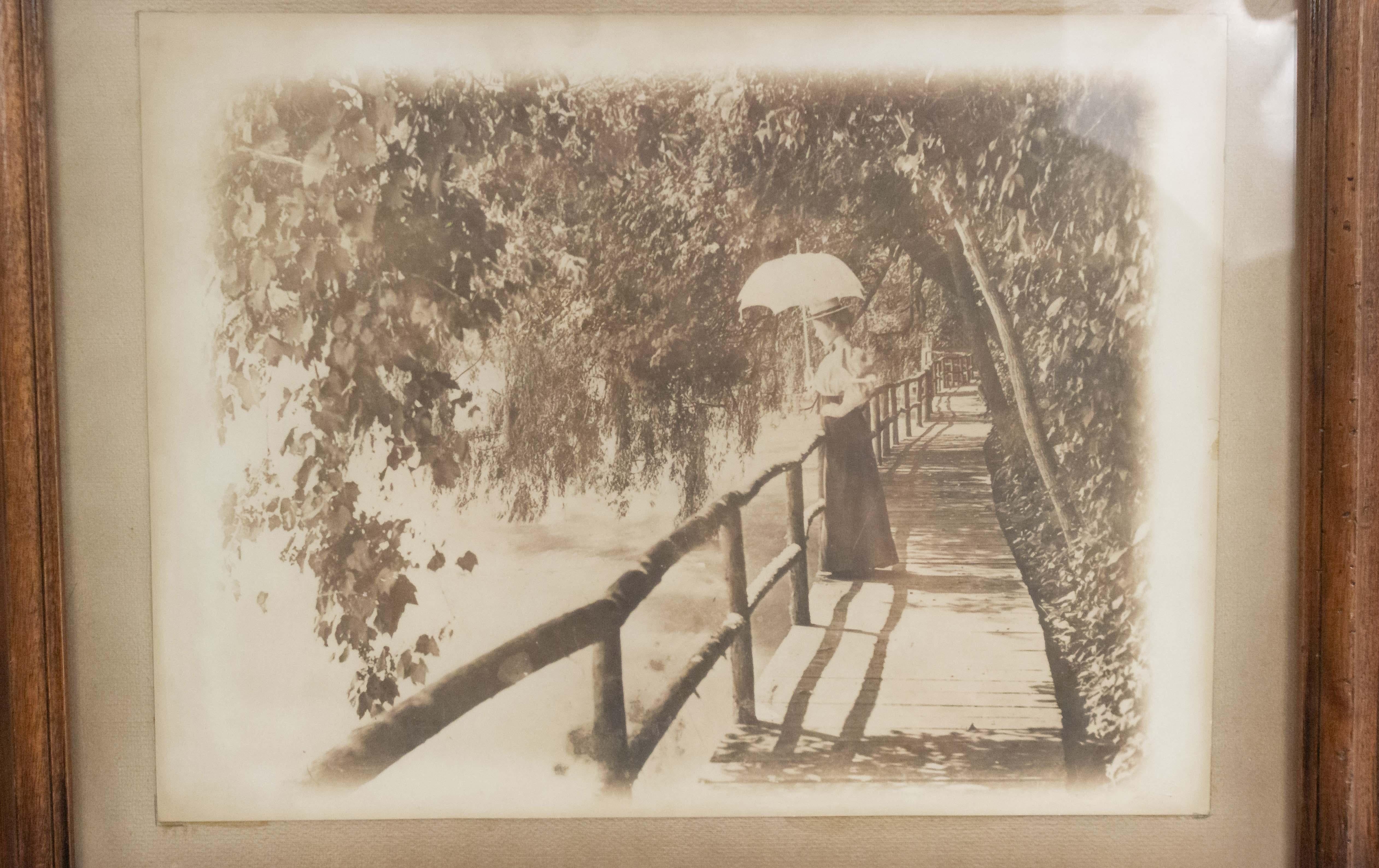 Photographie encadrée en noyer d'une dame du 19ème siècle avec un parapluie sur un chemin (Document d'accompagnement : 052554B-E)