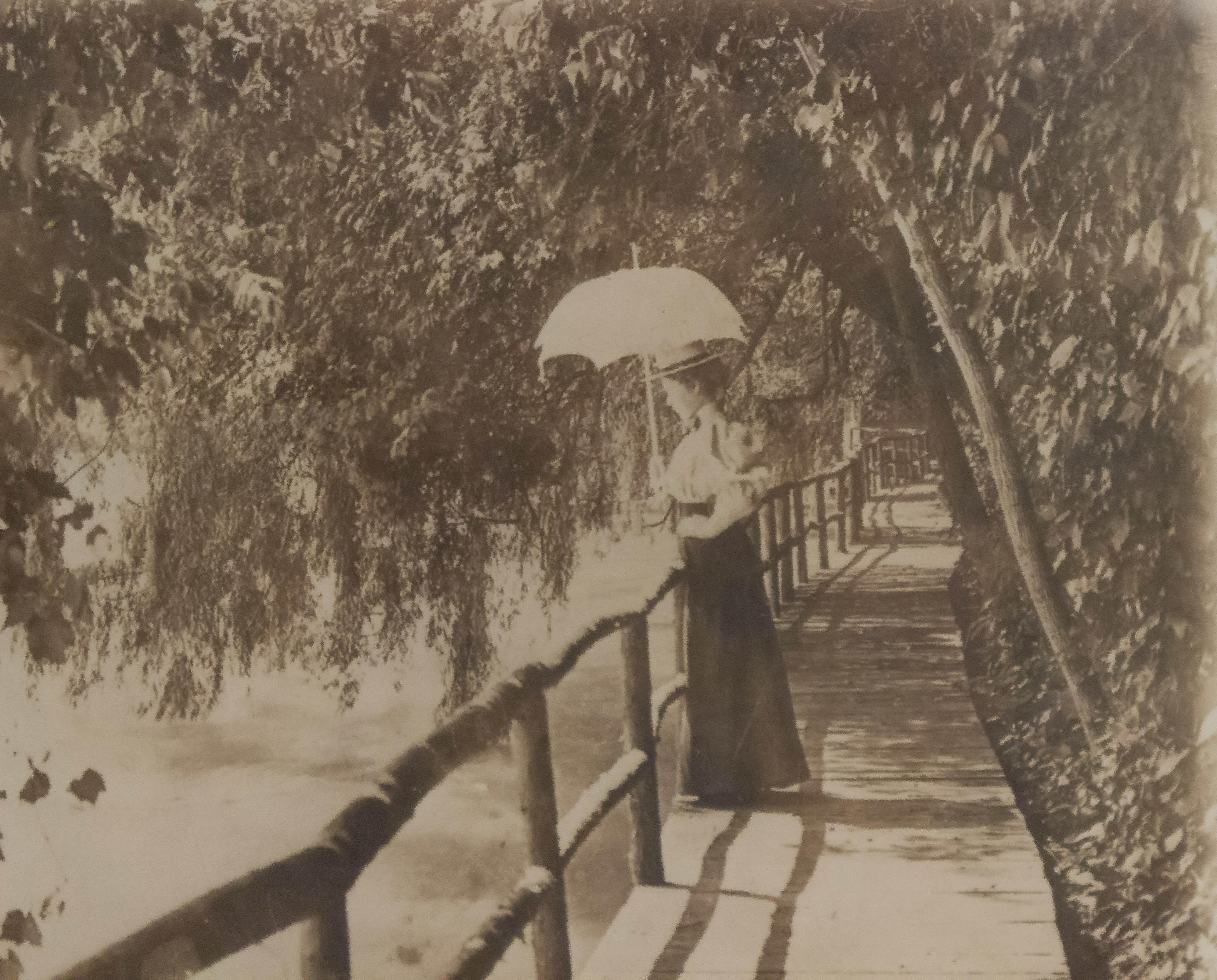 Colonial britannique Photo ancienne English Country Antiques avec Umbrella en vente