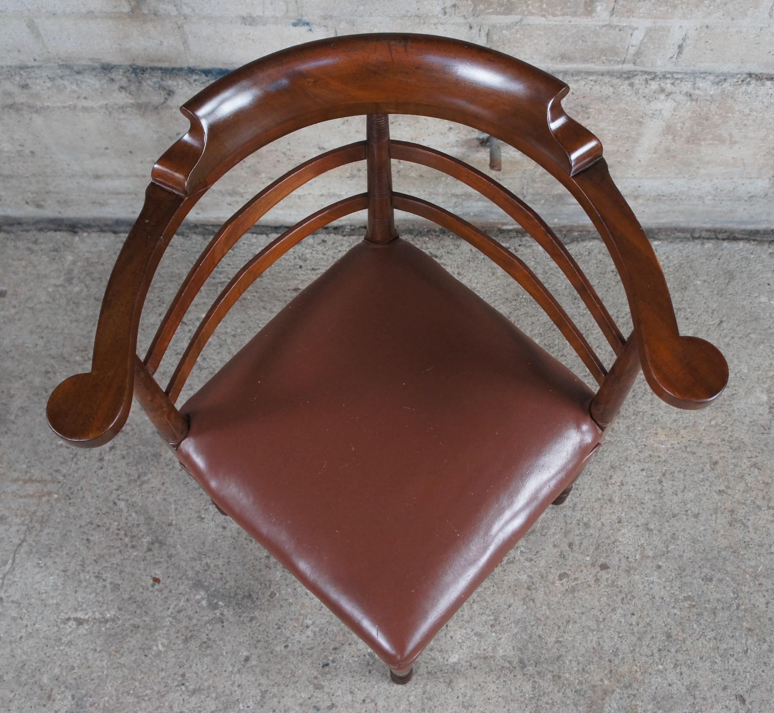 Colonial britannique Ancienne chaise à accoudoir en acajou de style English Country Antiques à dossier en échelle et à angle droit en vente