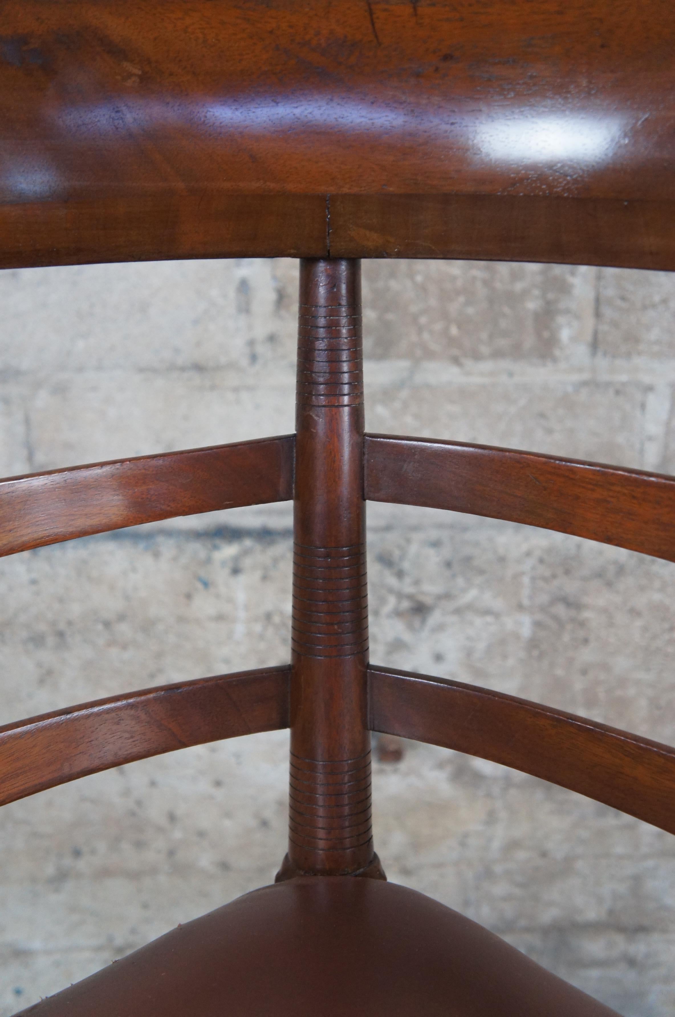 Ancienne chaise à accoudoir en acajou de style English Country Antiques à dossier en échelle et à angle droit en vente 2