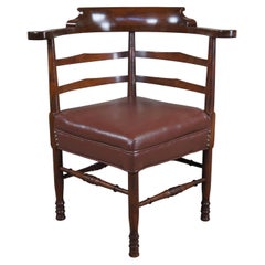 Ancienne chaise à accoudoir en acajou de style English Country Antiques à dossier en échelle et à angle droit