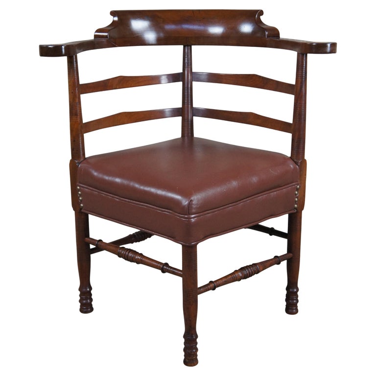 Ancienne chaise à accoudoir en acajou de style English Country Antiques à  dossier en échelle et à angle droit En vente sur 1stDibs