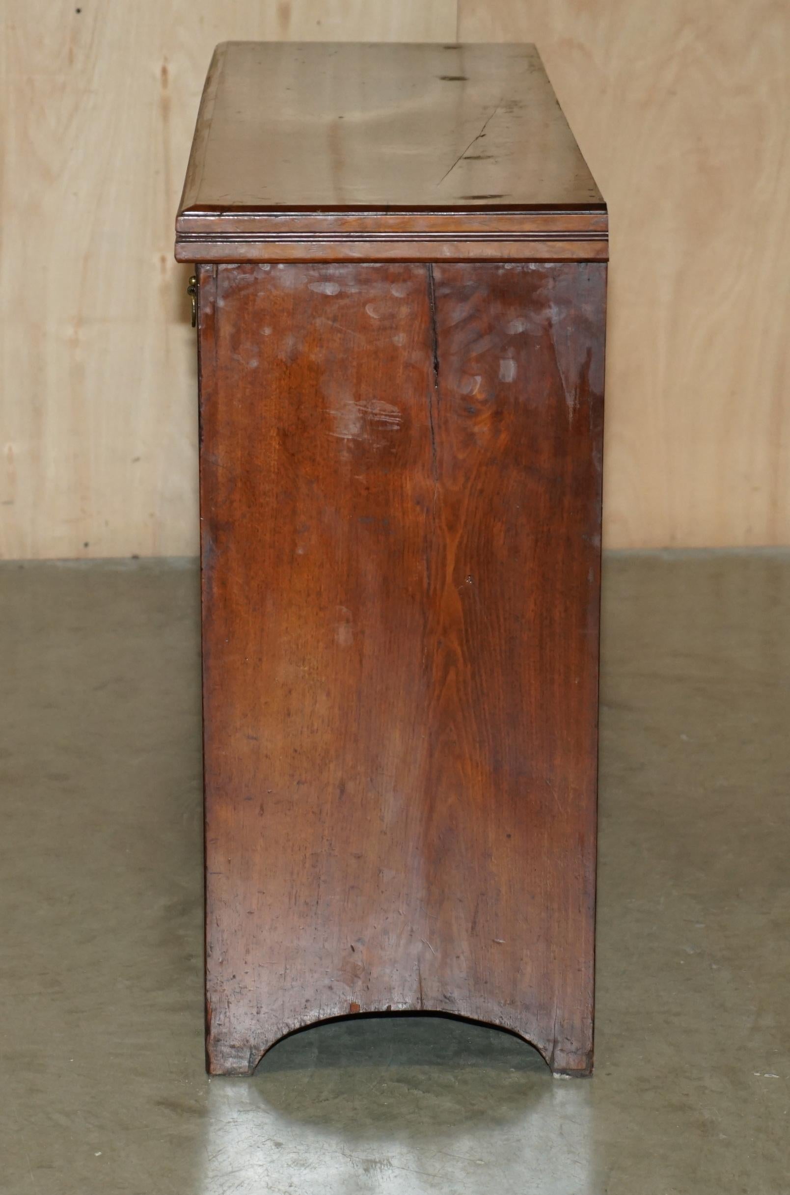 ANTIQUE ENGLISH COUNTRY OAK CiRCA 1880 VICTORIAN SIDEBOARD BASE WITH DRAWERS For Sale 7
