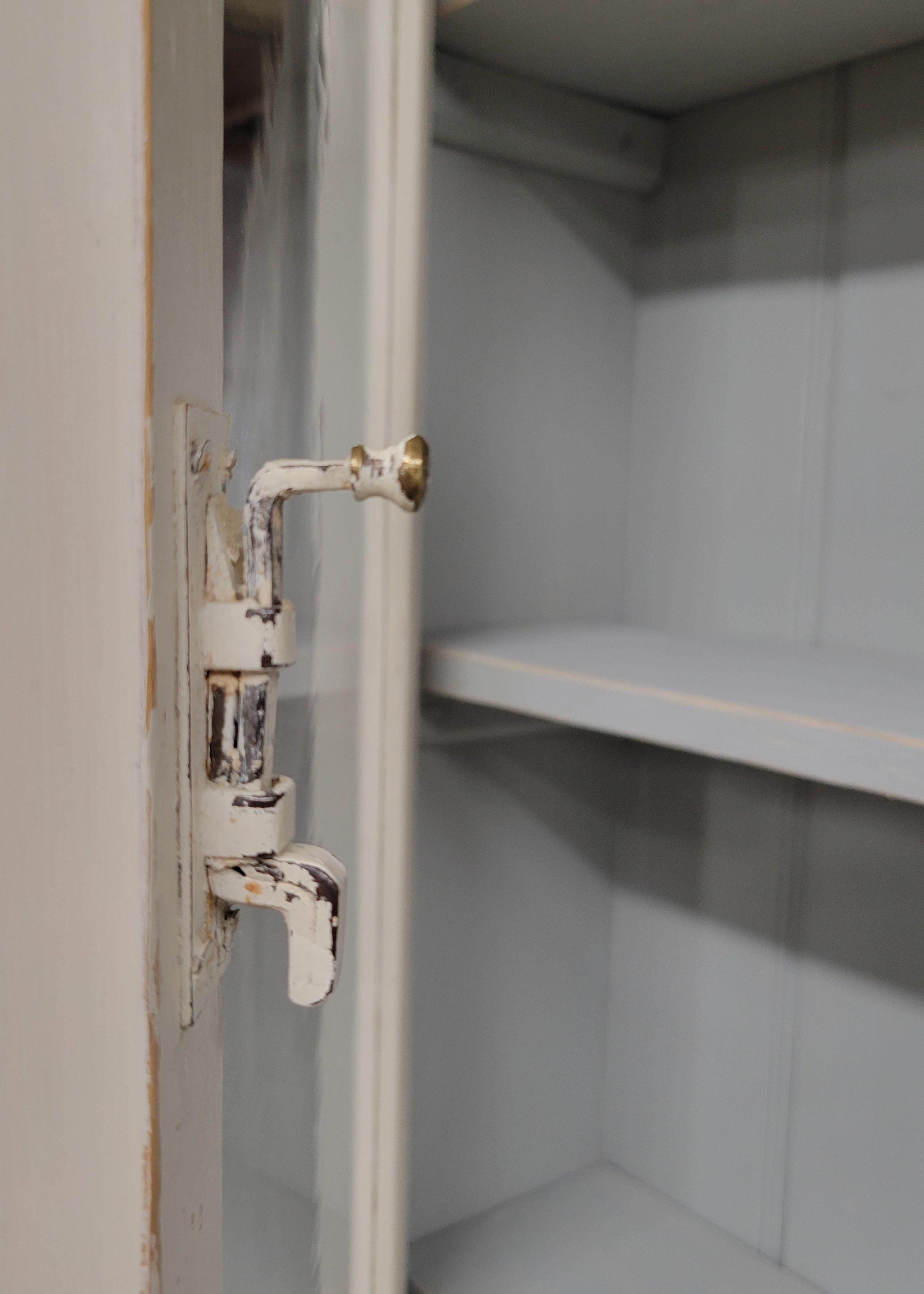 English Country Antiques, due pezzi di un armadietto per le porcellane o un mobile da curiosità in vendita 3