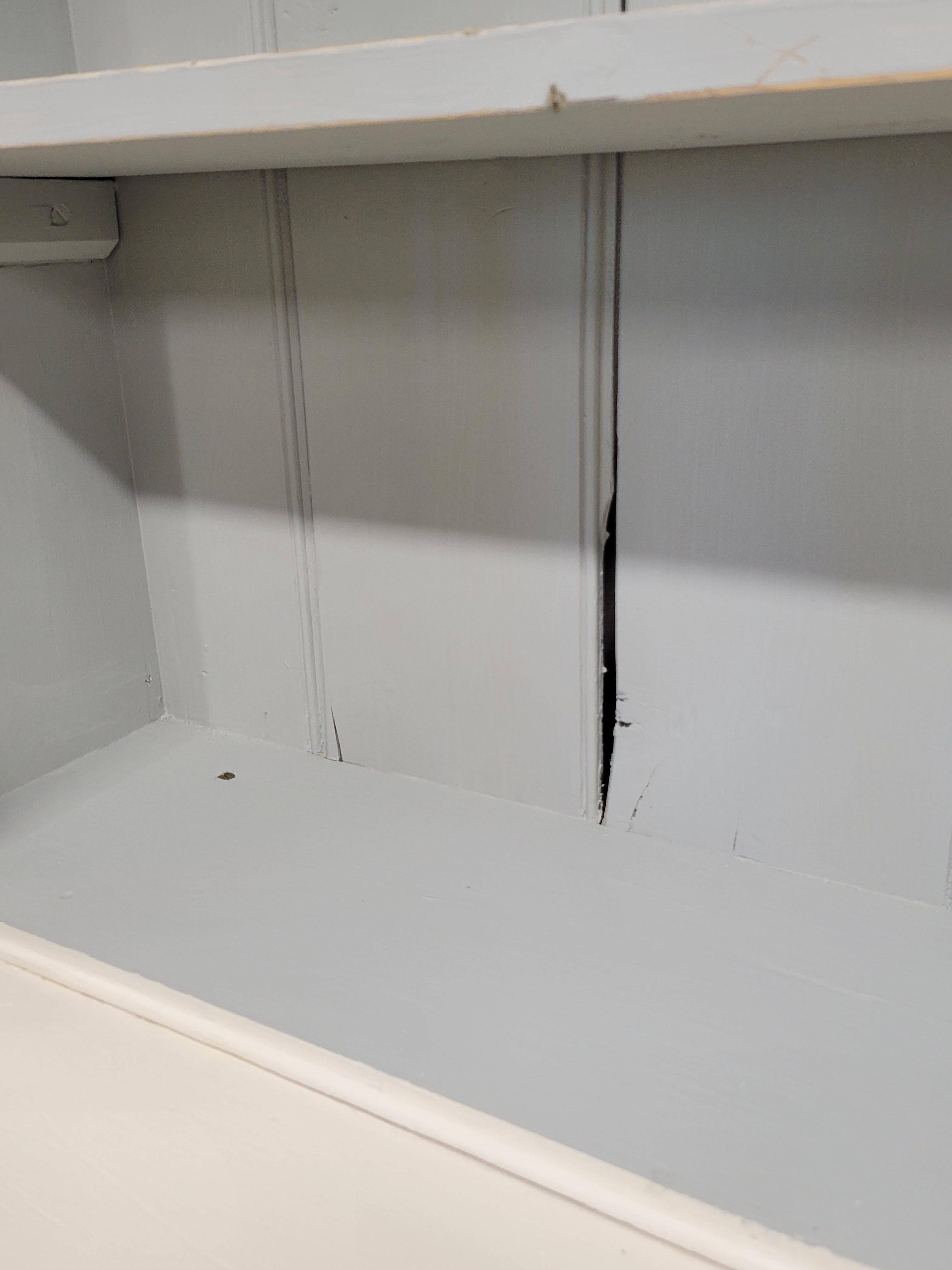 English Country Antiques, due pezzi di un armadietto per le porcellane o un mobile da curiosità in vendita 4