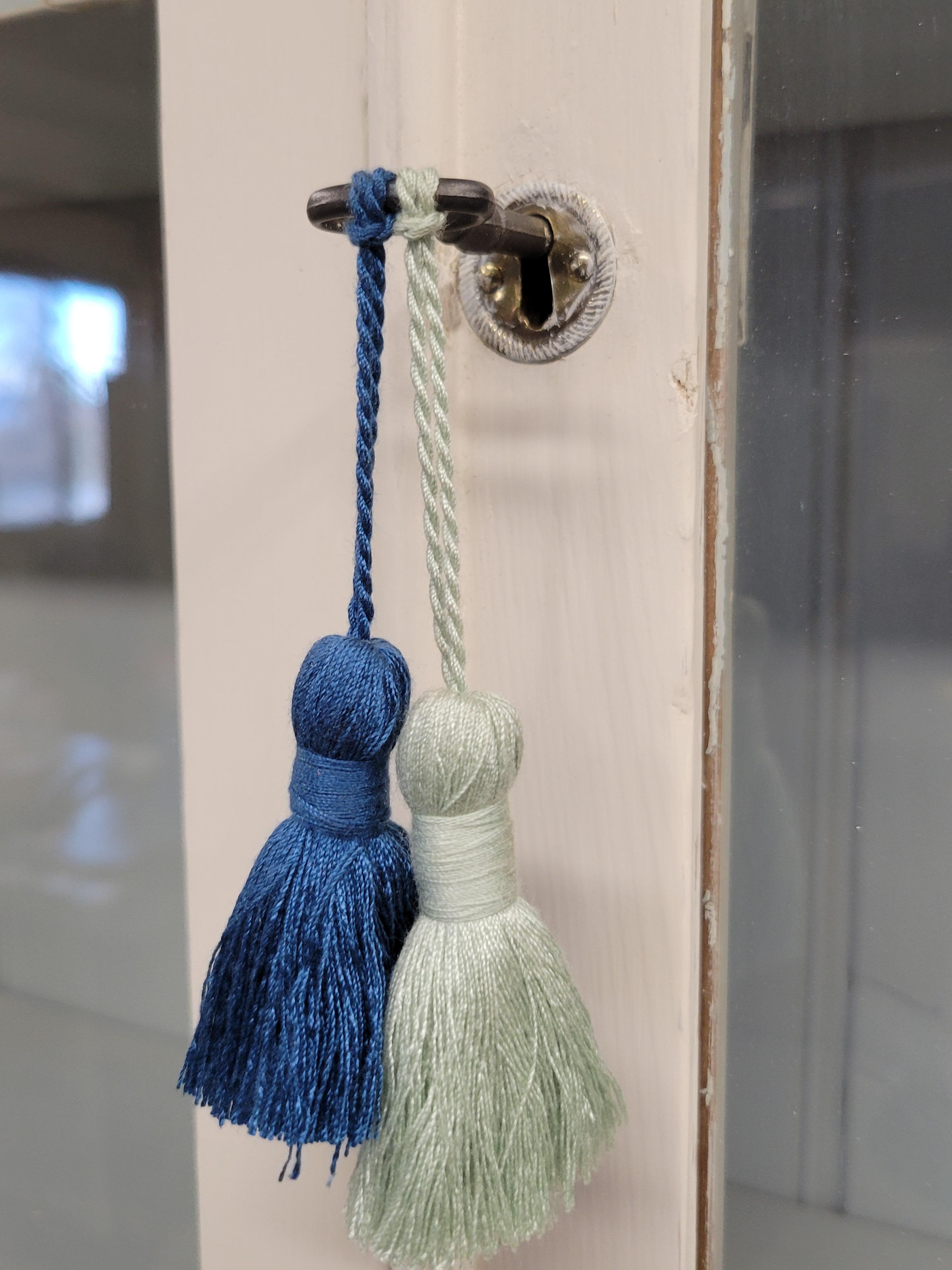 English Country Antiques, due pezzi di un armadietto per le porcellane o un mobile da curiosità in vendita 5