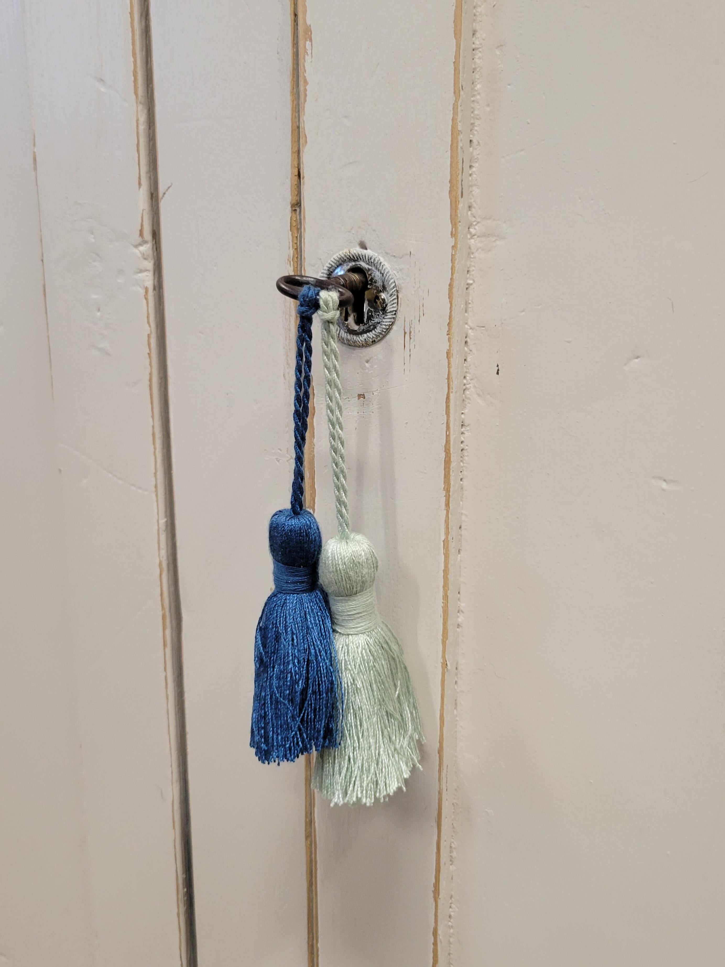 English Country Antiques, due pezzi di un armadietto per le porcellane o un mobile da curiosità in vendita 6