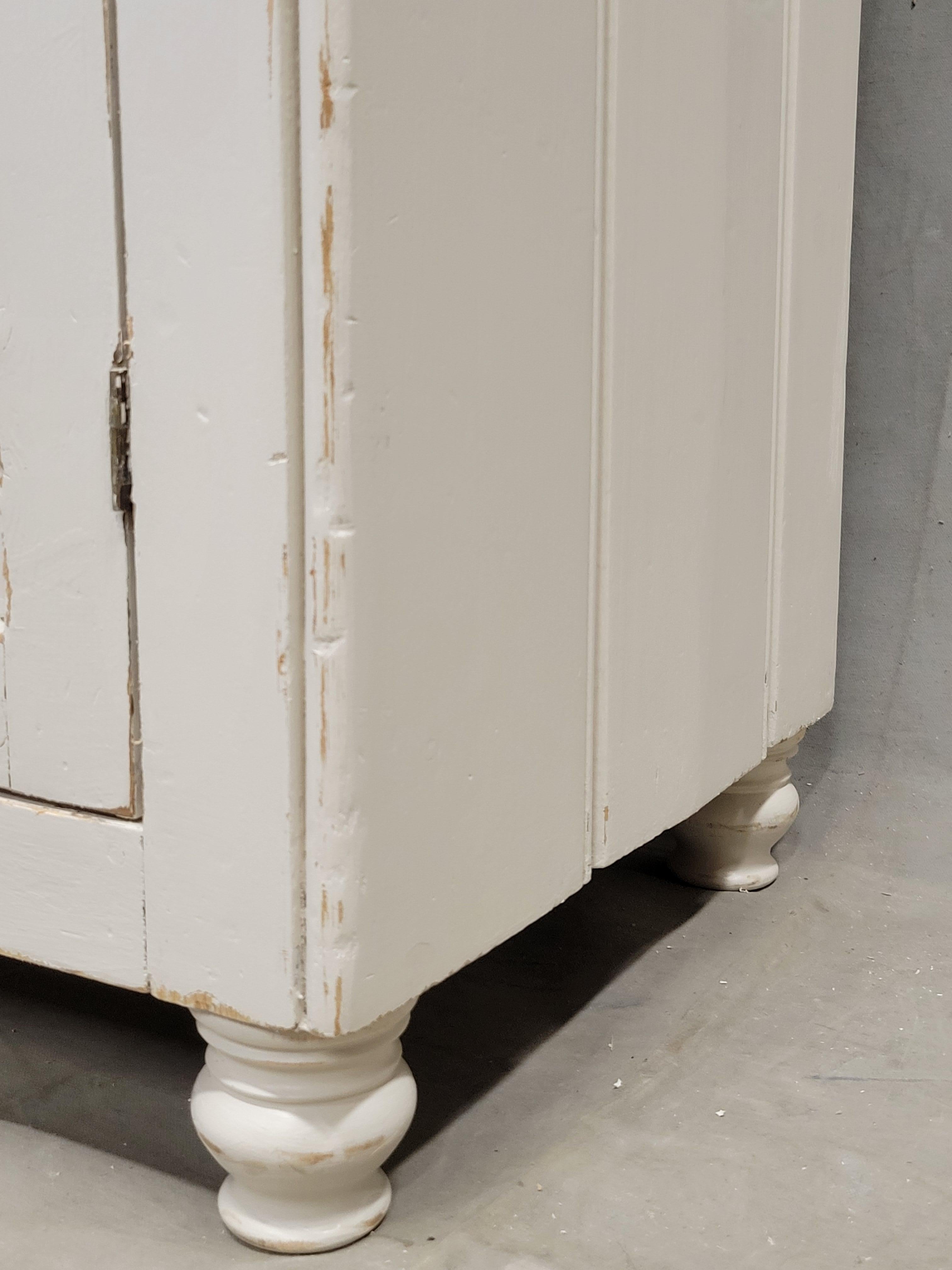 English Country Antiques, due pezzi di un armadietto per le porcellane o un mobile da curiosità in vendita 7