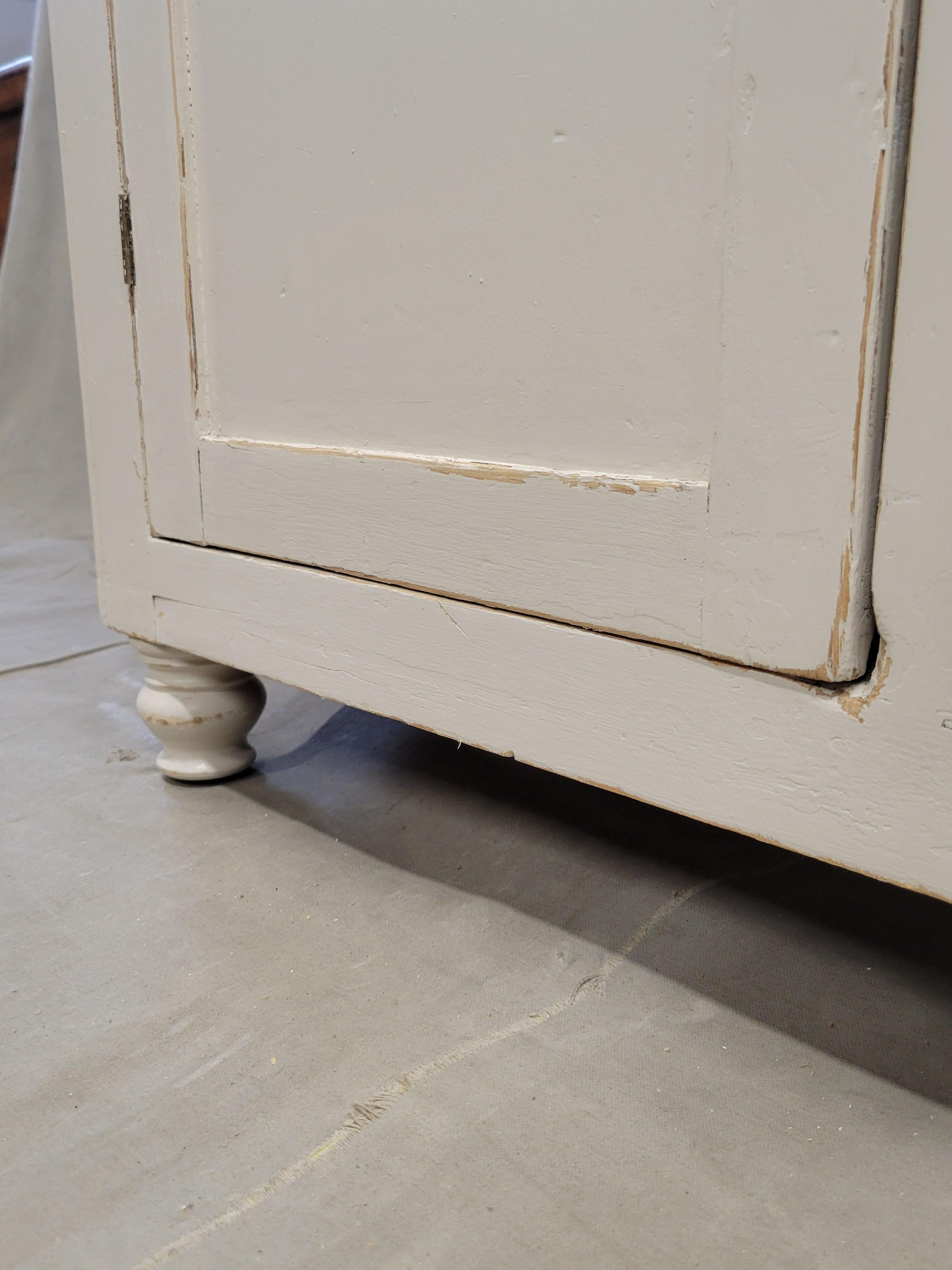 English Country Antiques, due pezzi di un armadietto per le porcellane o un mobile da curiosità in vendita 8