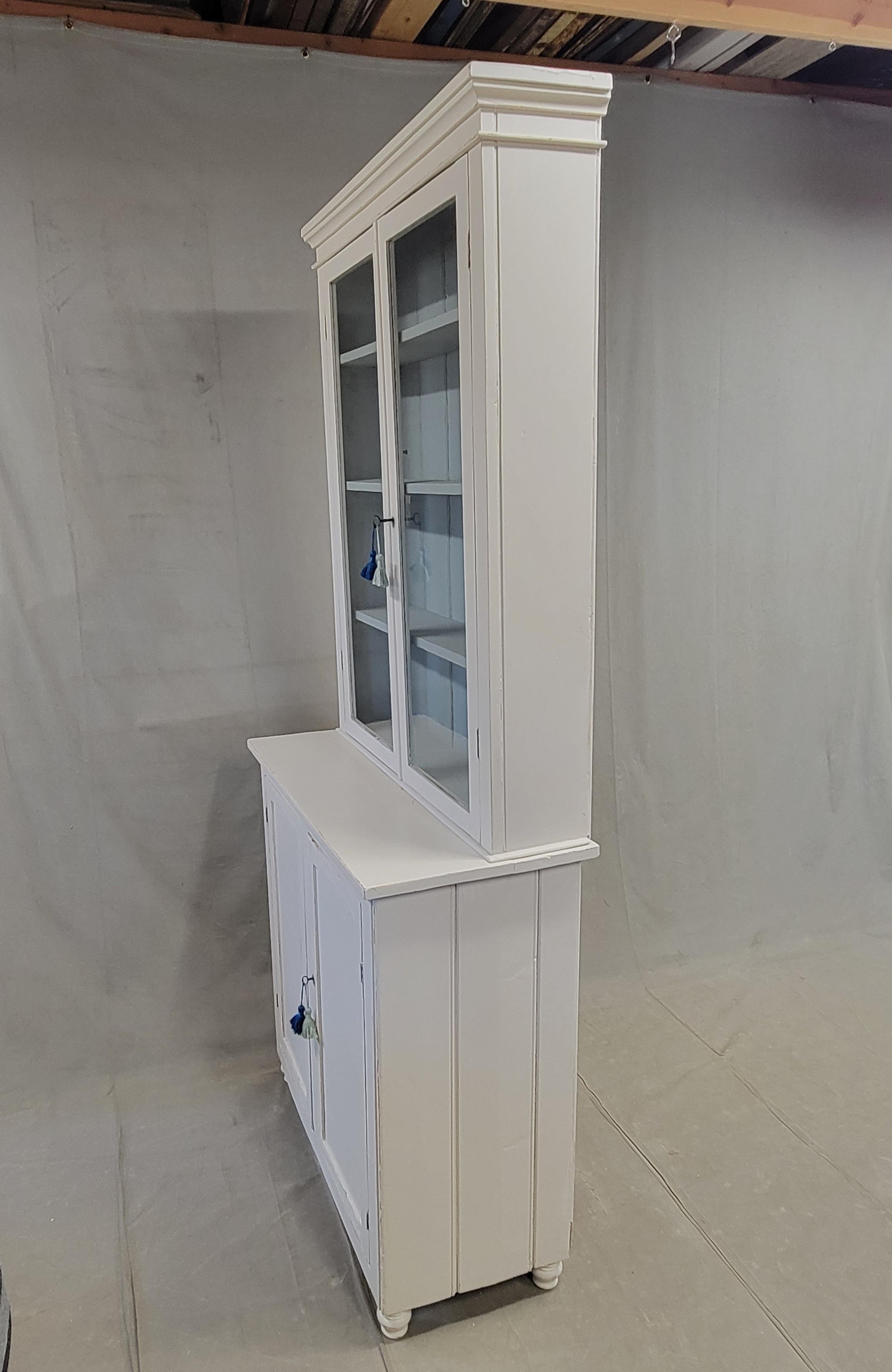 English Country Antiques, due pezzi di un armadietto per le porcellane o un mobile da curiosità in vendita 9