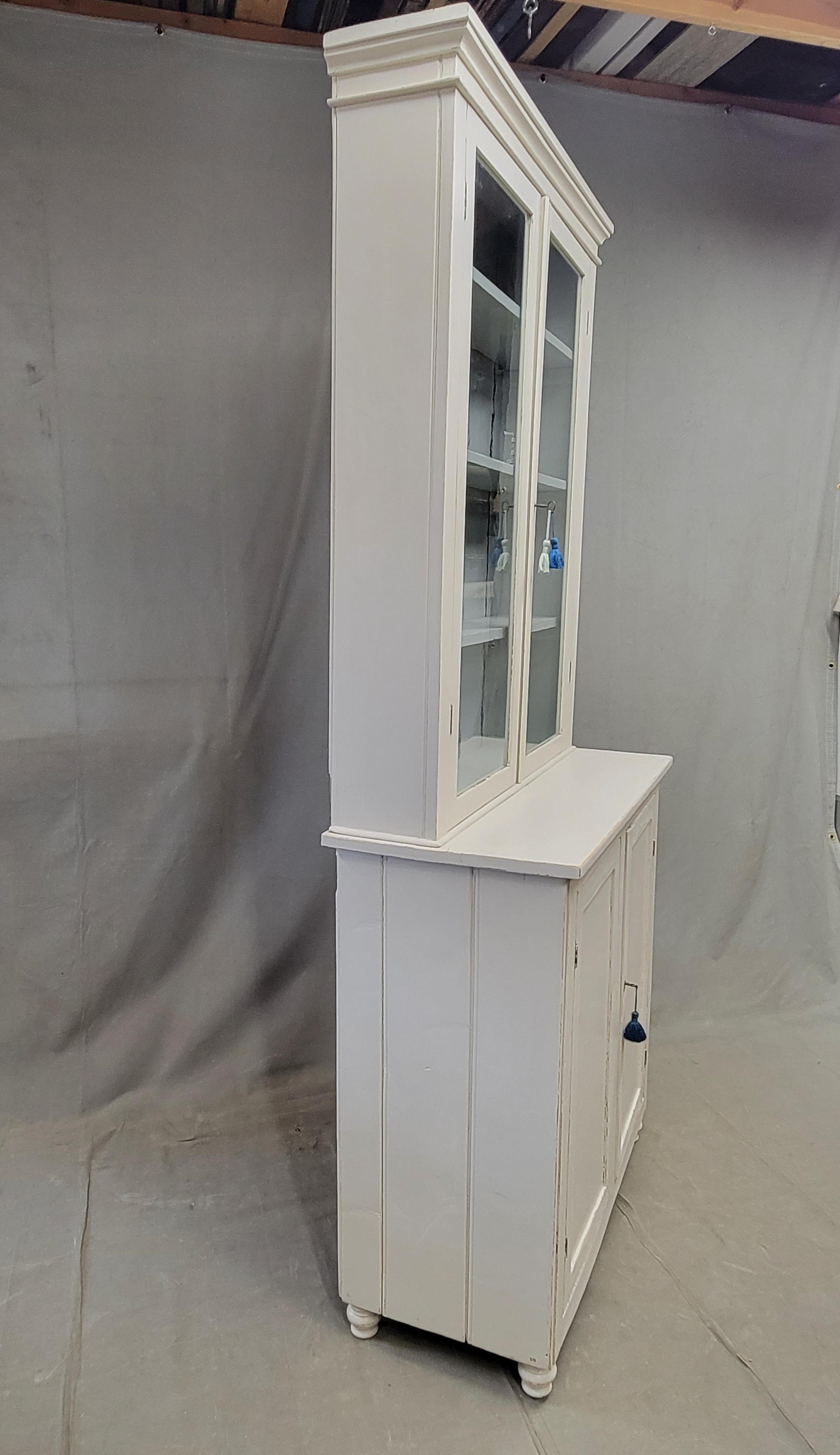 English Country Antiques, due pezzi di un armadietto per le porcellane o un mobile da curiosità in vendita 10