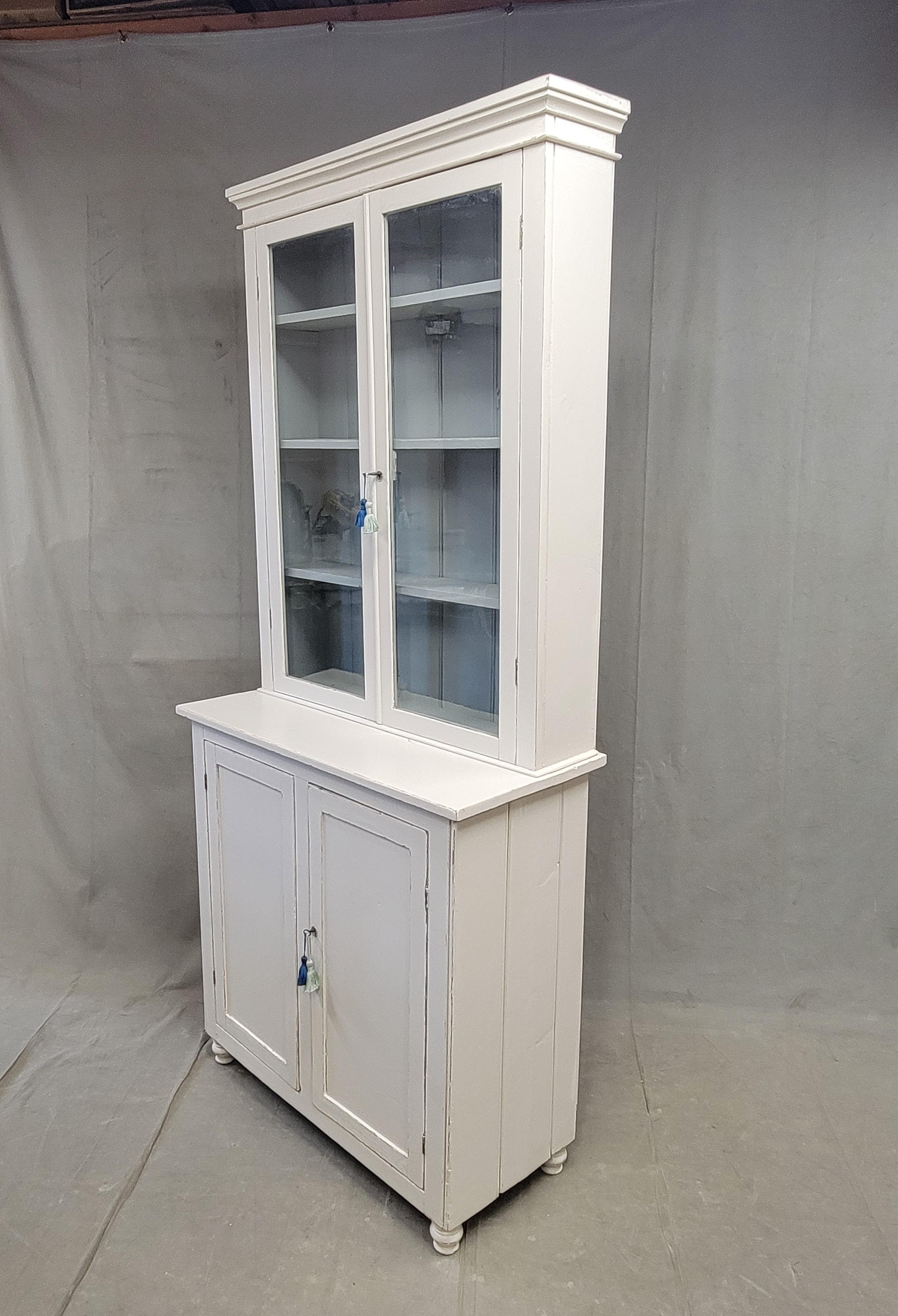 Britannico English Country Antiques, due pezzi di un armadietto per le porcellane o un mobile da curiosità in vendita