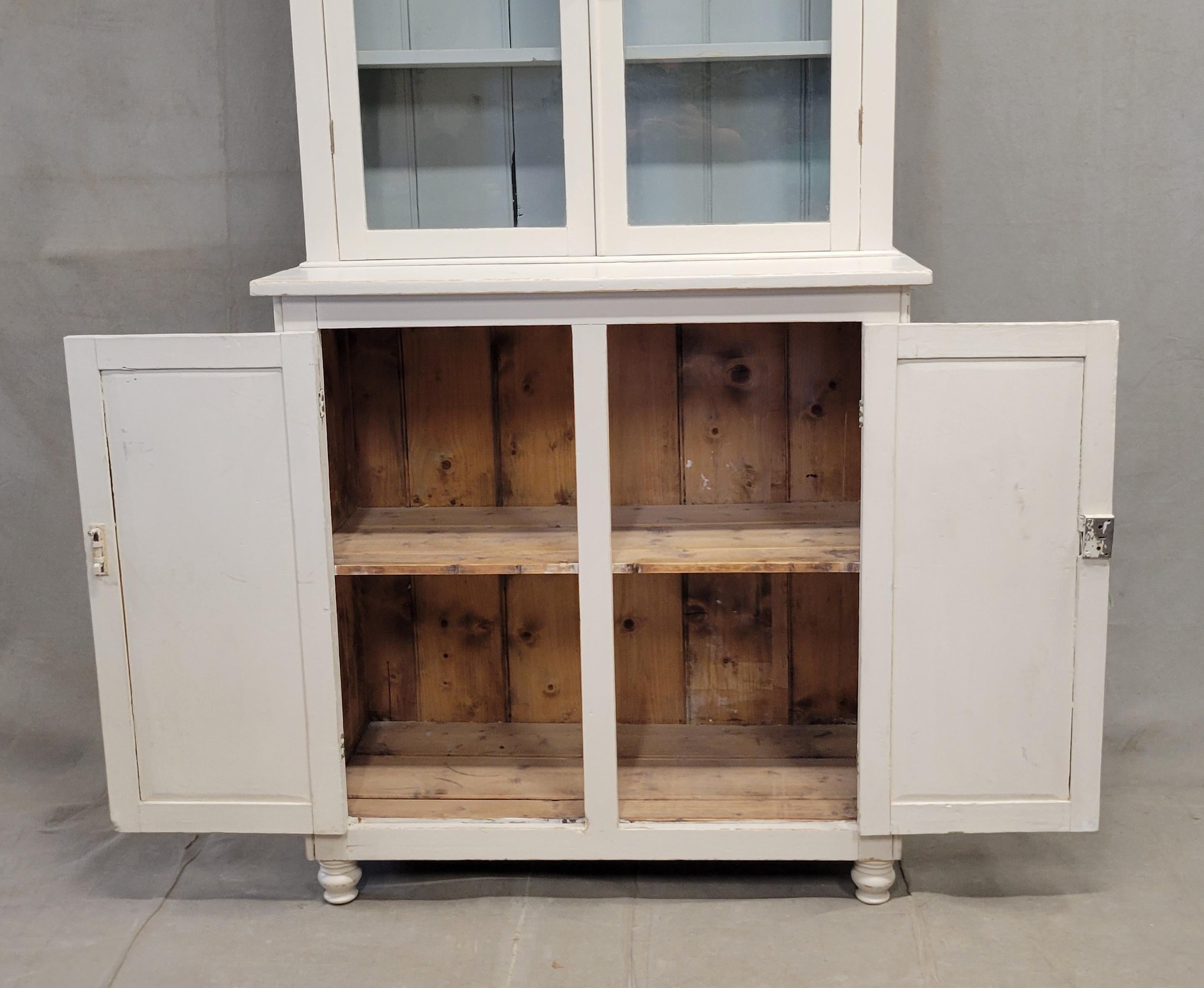 Fatto a mano English Country Antiques, due pezzi di un armadietto per le porcellane o un mobile da curiosità in vendita