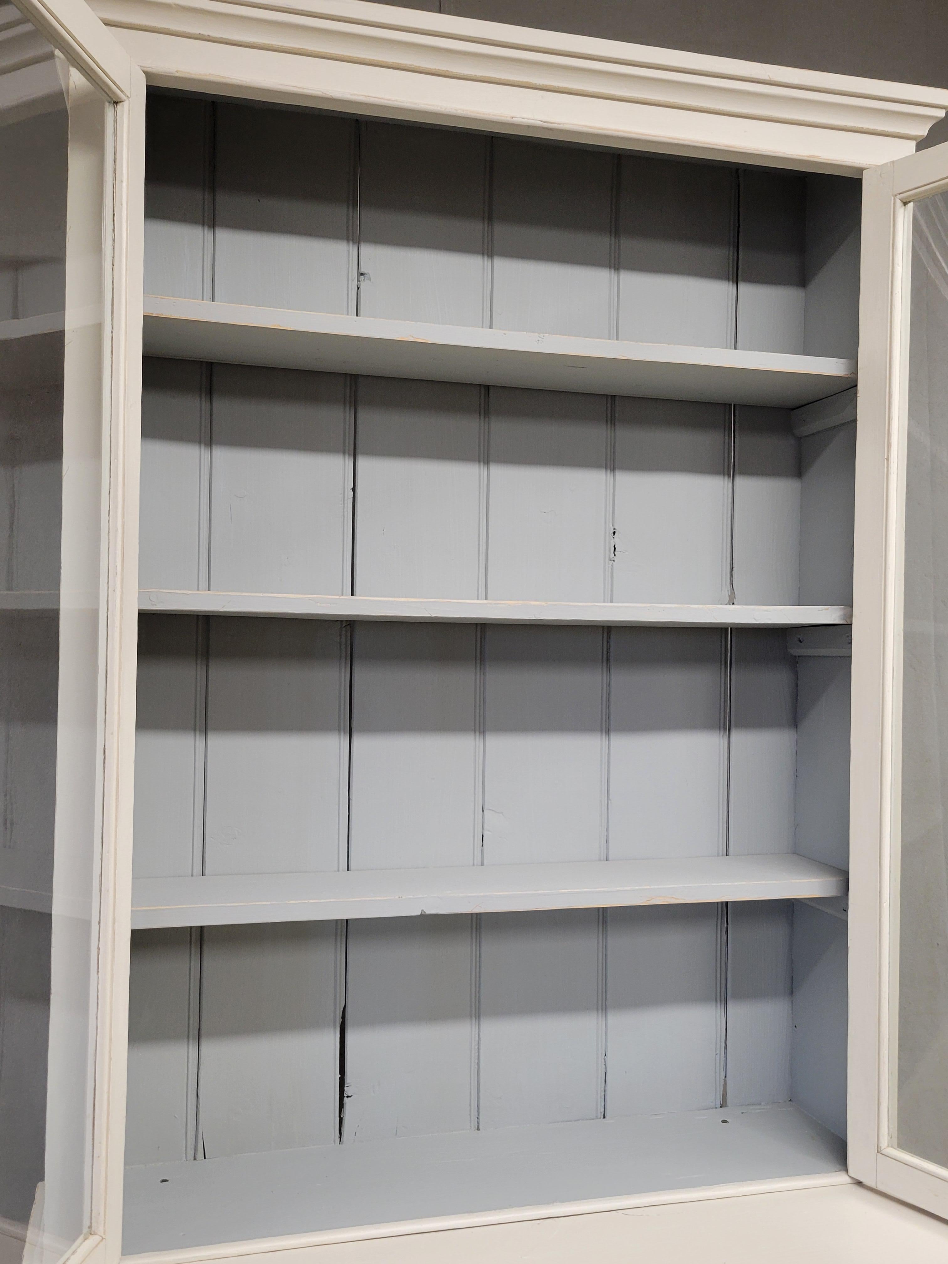 English Country Antiques, due pezzi di un armadietto per le porcellane o un mobile da curiosità In condizioni buone in vendita a Centennial, CO