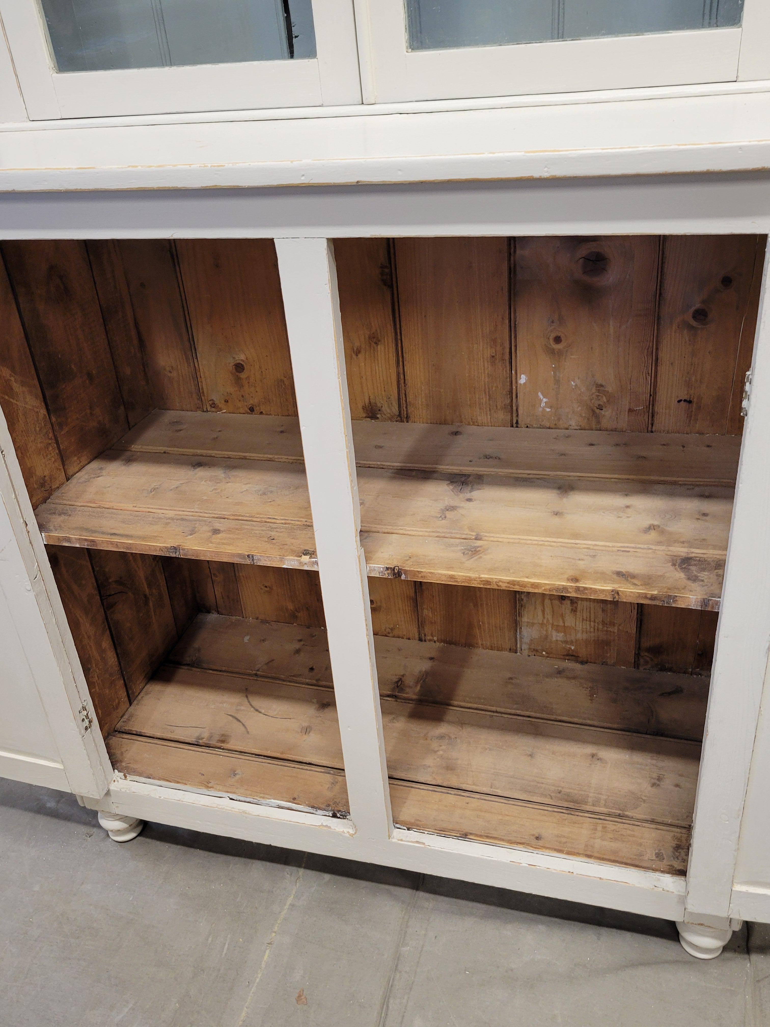 XX secolo English Country Antiques, due pezzi di un armadietto per le porcellane o un mobile da curiosità in vendita