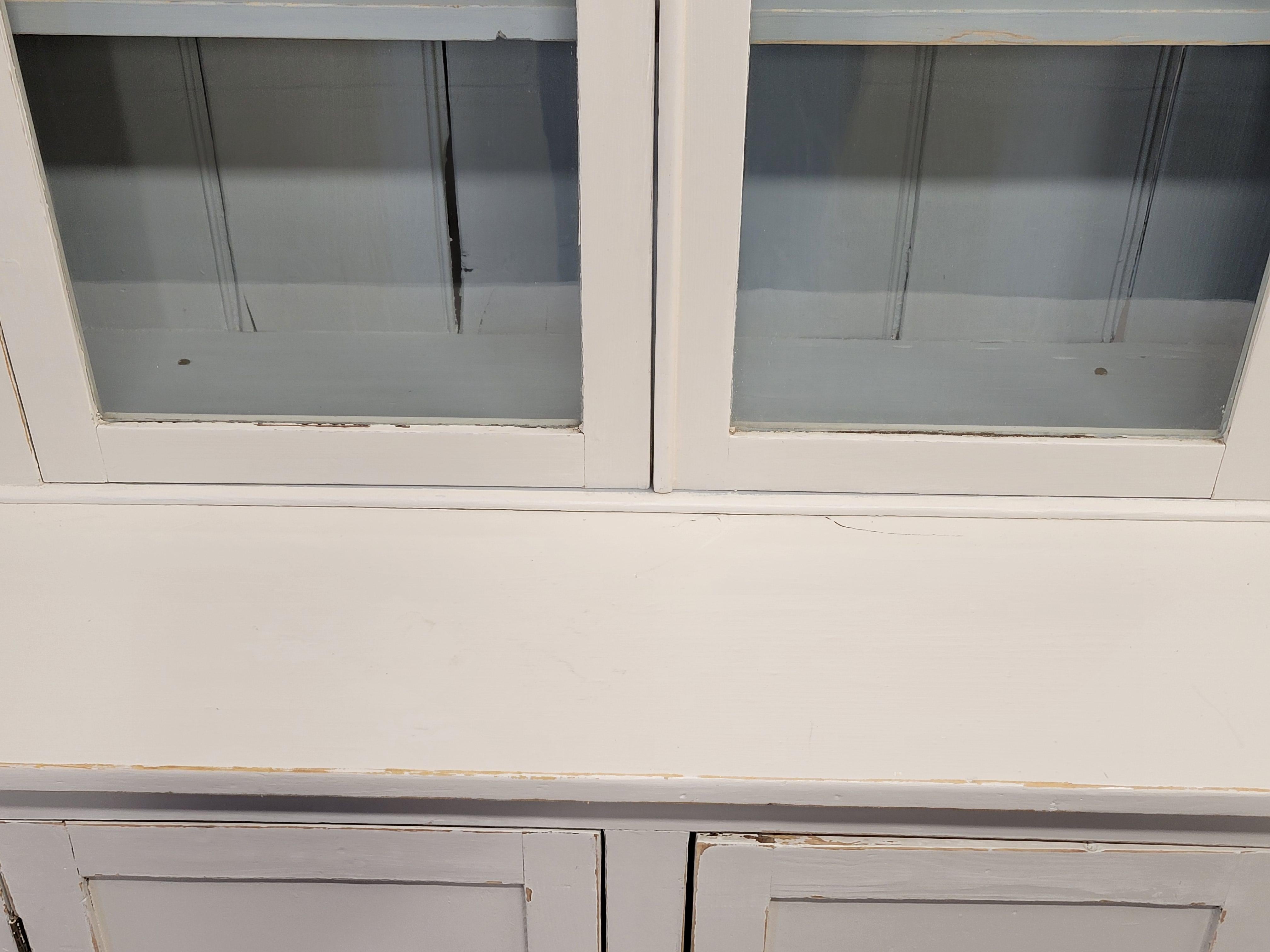 Ottone English Country Antiques, due pezzi di un armadietto per le porcellane o un mobile da curiosità in vendita