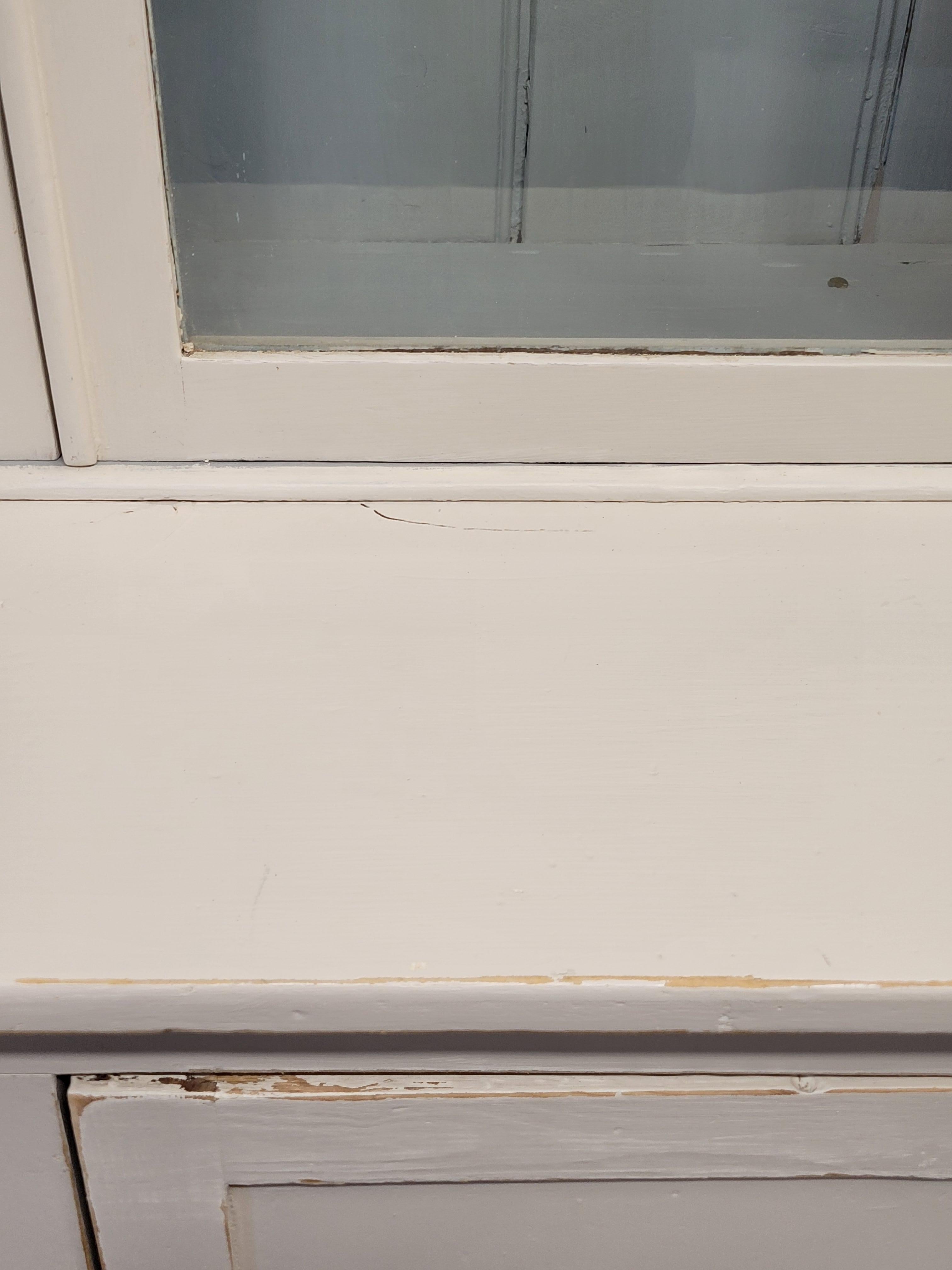 English Country Antiques, due pezzi di un armadietto per le porcellane o un mobile da curiosità in vendita 1