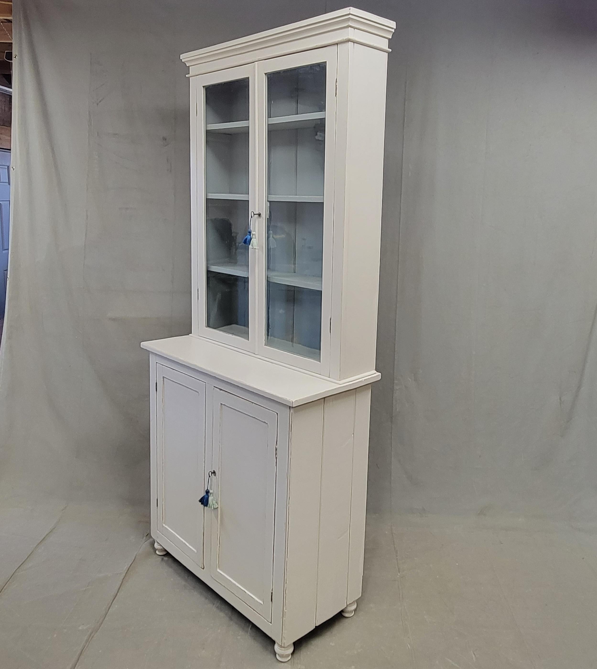 English Country Antiques, due pezzi di un armadietto per le porcellane o un mobile da curiosità in vendita 2