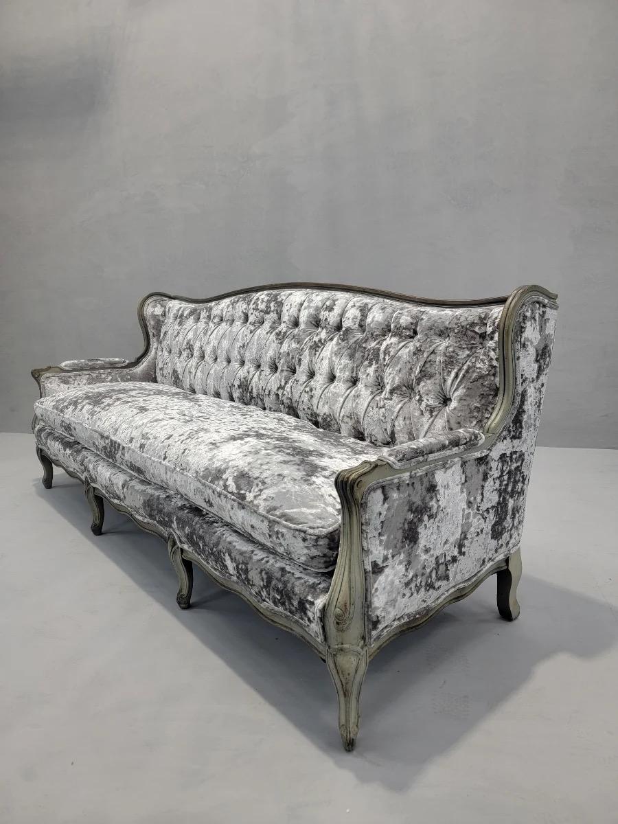 Antikes englisches Country Parlor-Sofa, neu gepolstert mit Samt (Viktorianisch) im Angebot