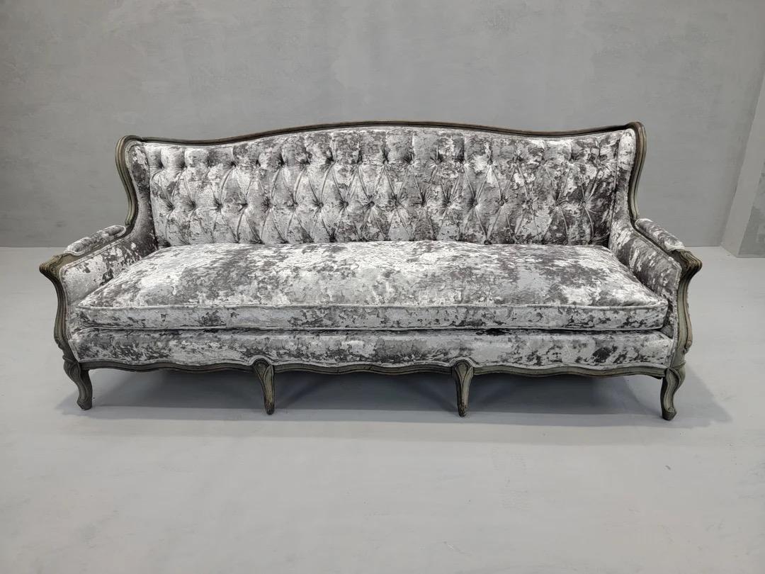 Antikes englisches Country Parlor-Sofa, neu gepolstert mit Samt im Zustand „Gut“ im Angebot in Chicago, IL
