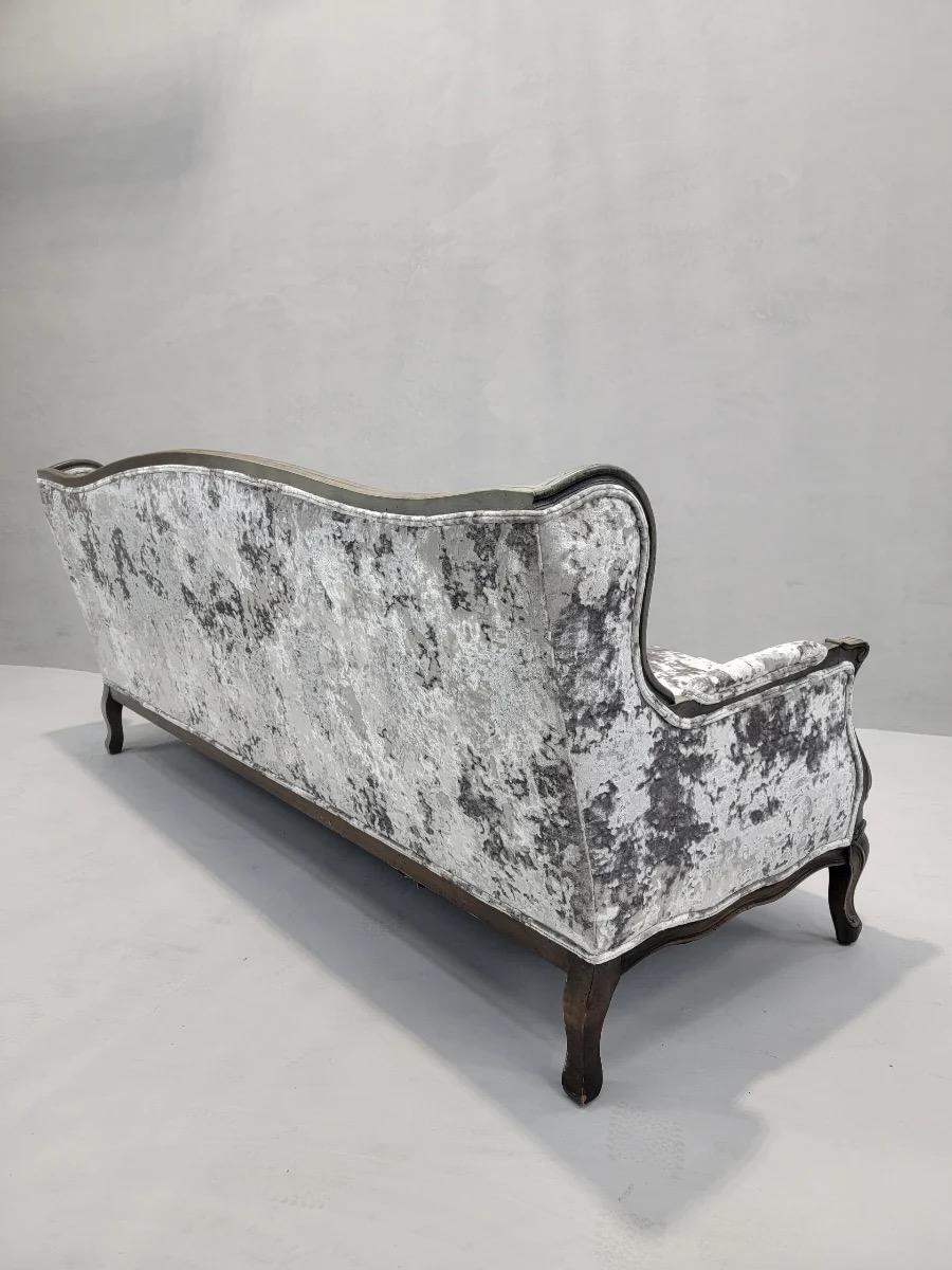 Antikes englisches Country Parlor-Sofa, neu gepolstert mit Samt im Angebot 1