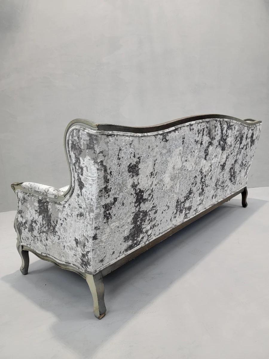 Antikes englisches Country Parlor-Sofa, neu gepolstert mit Samt im Angebot 2