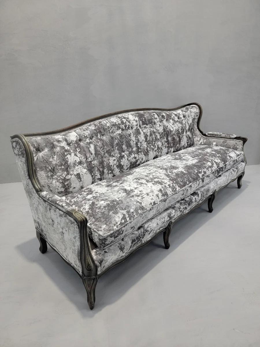 Antikes englisches Country Parlor-Sofa, neu gepolstert mit Samt im Angebot 3