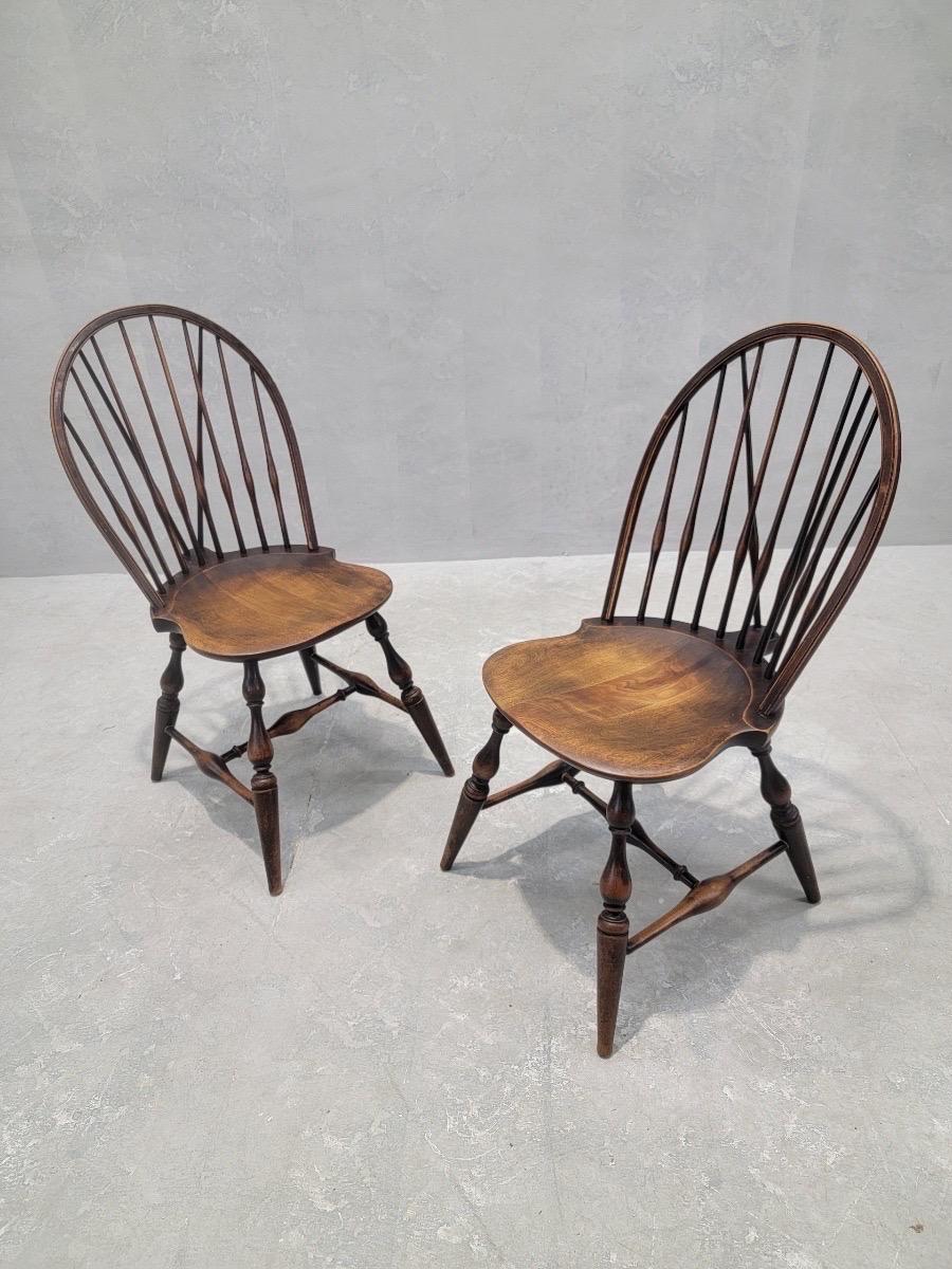20ième siècle Anciennes chaises Windsor à dossier en noyer - Paire en vente
